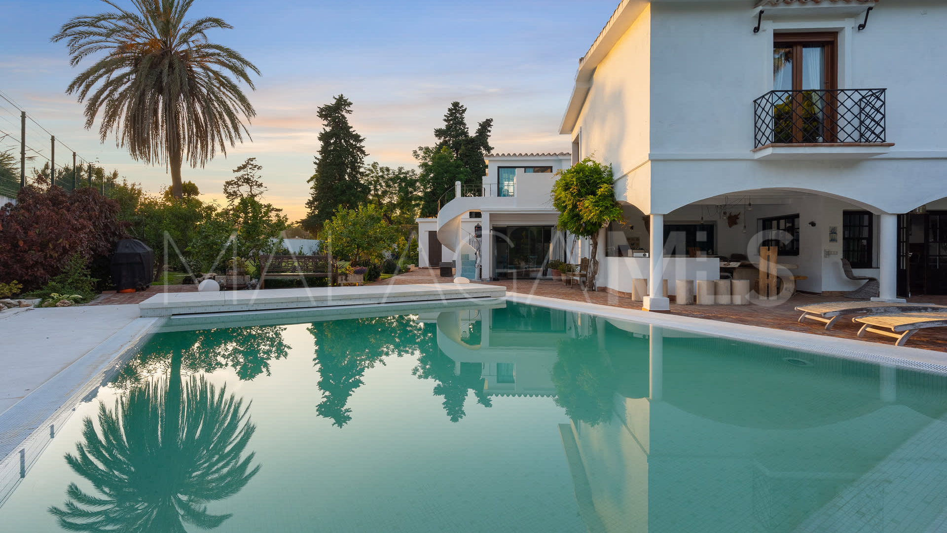 For sale villa with 4 bedrooms in Guadalmina Baja