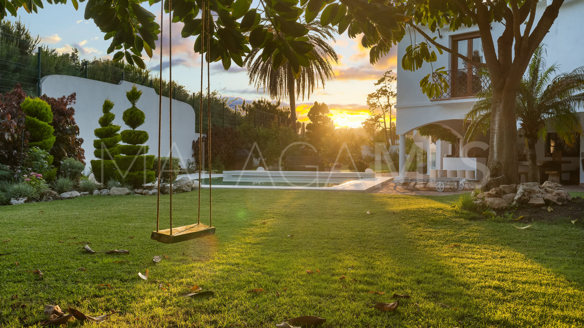 For sale villa with 4 bedrooms in Guadalmina Baja