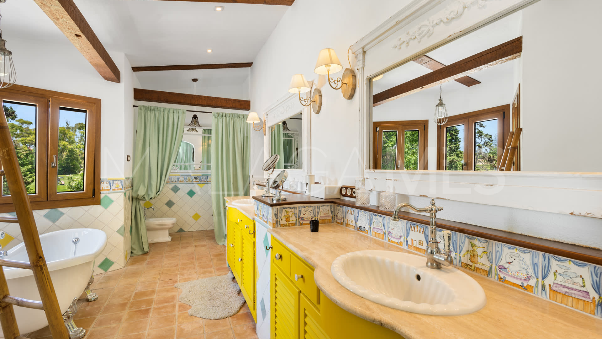 For sale villa with 4 bedrooms in Guadalmina Baja