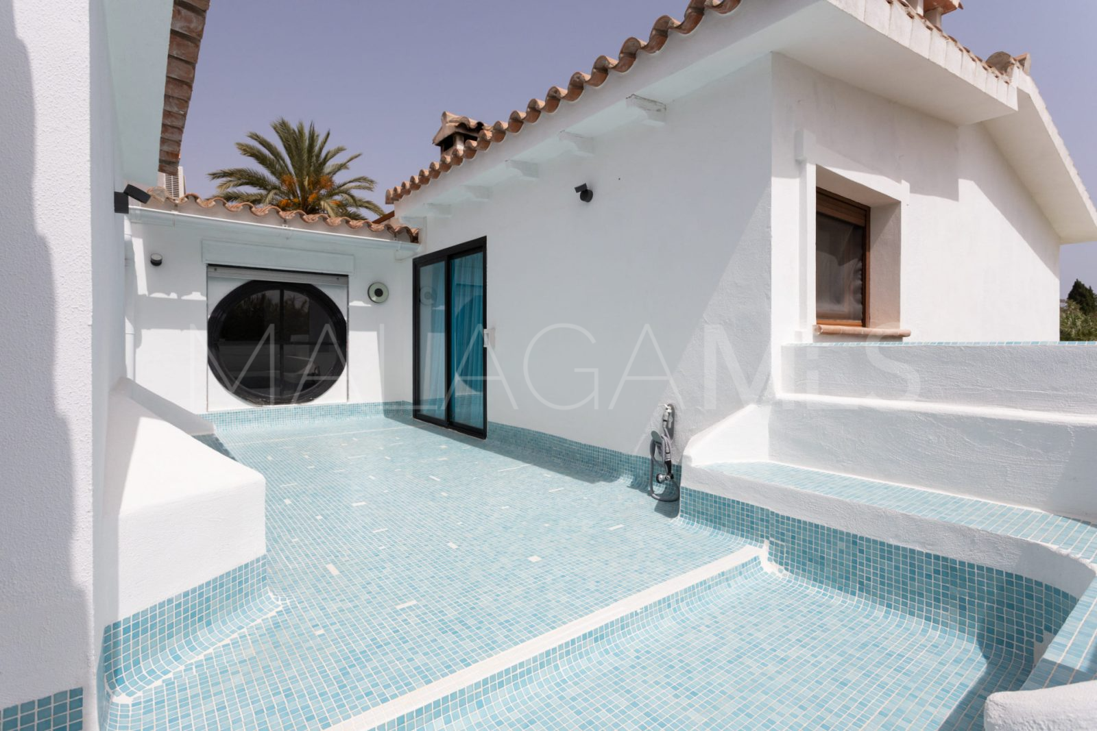 For sale villa with 4 bedrooms in Guadalmina Baja