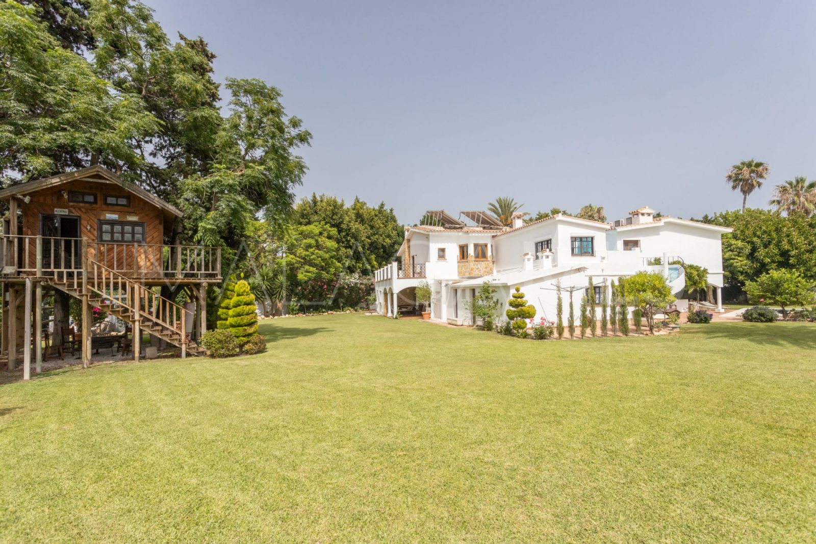 For sale villa with 4 bedrooms in Guadalmina Baja