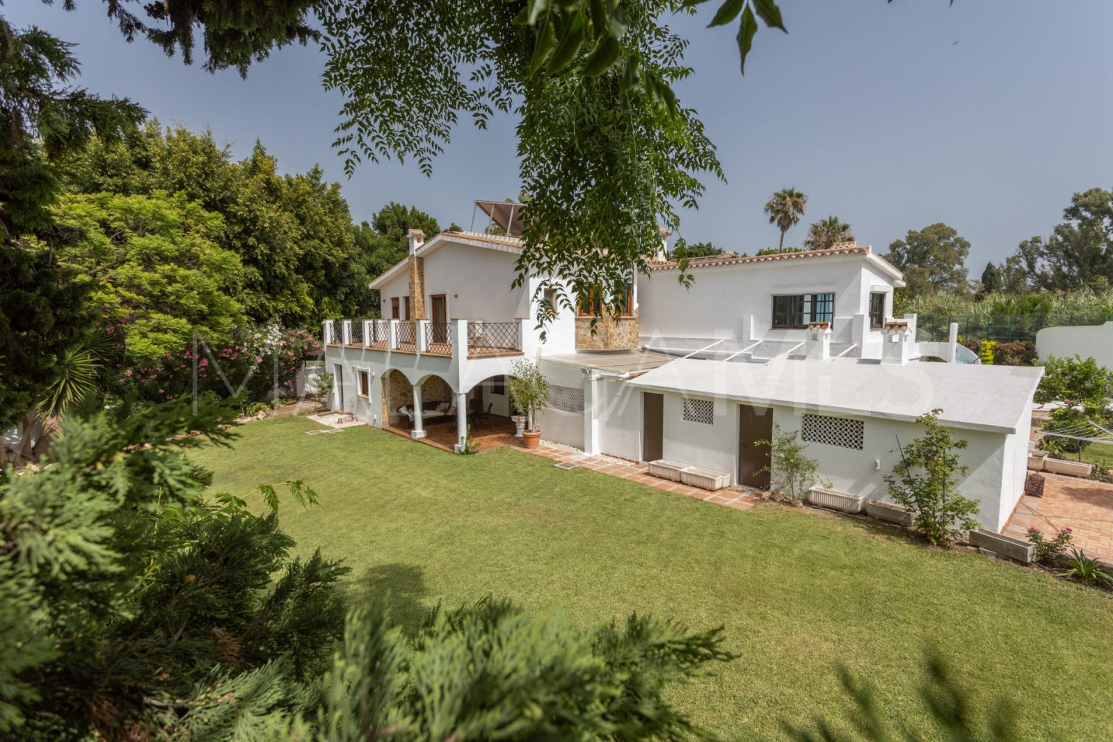 For sale villa with 4 bedrooms in Guadalmina Baja