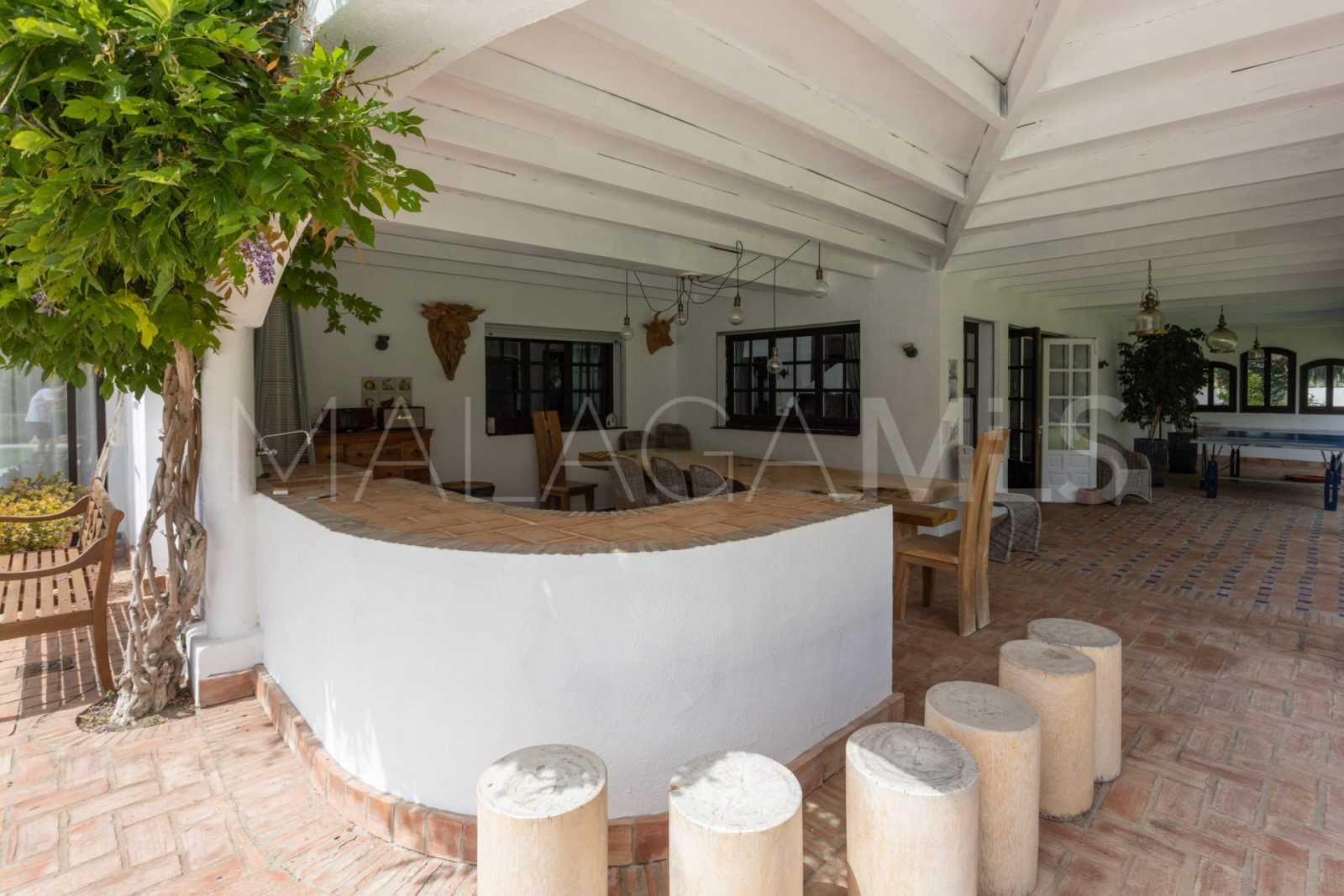 For sale villa with 4 bedrooms in Guadalmina Baja
