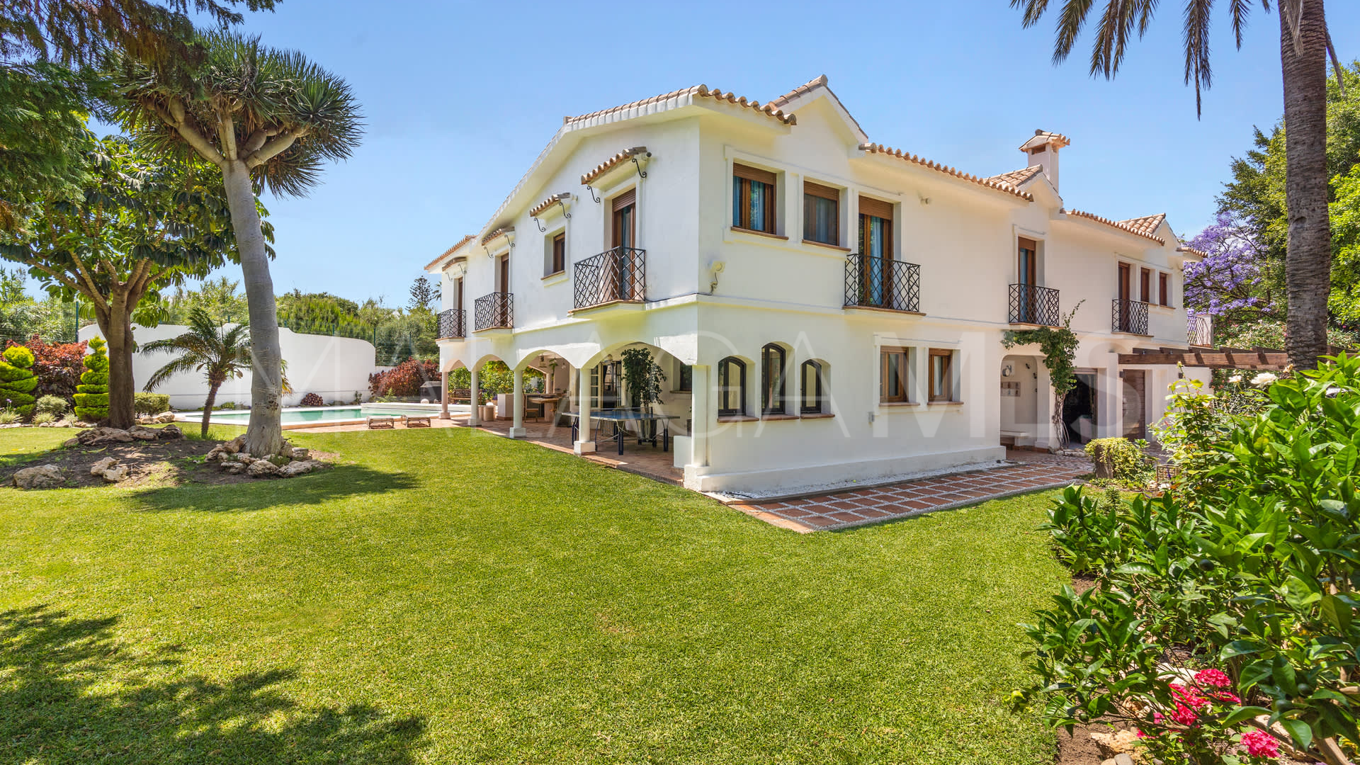 For sale villa with 4 bedrooms in Guadalmina Baja