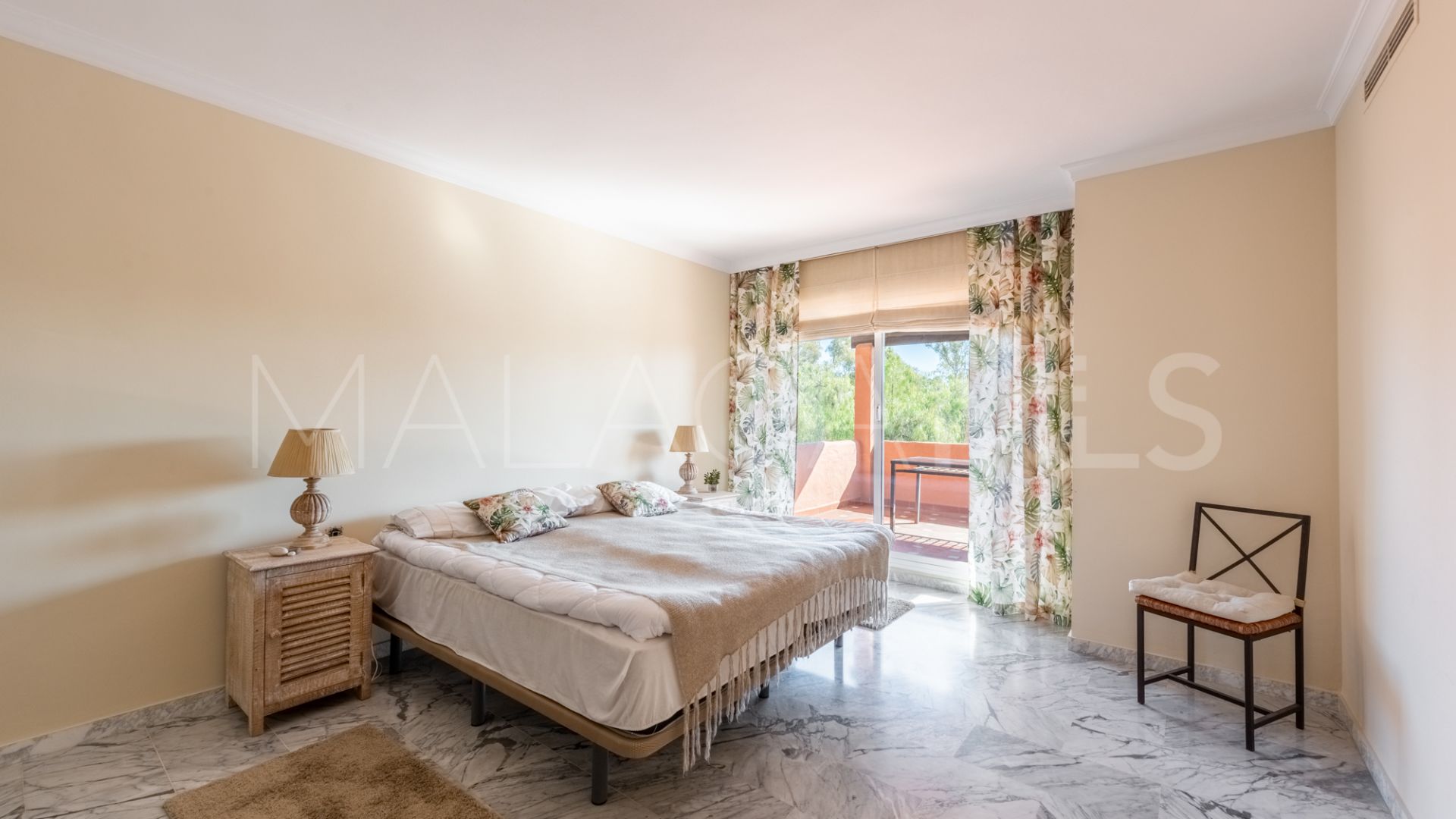 Se vende atico duplex in Guadalmina Baja with 5 bedrooms