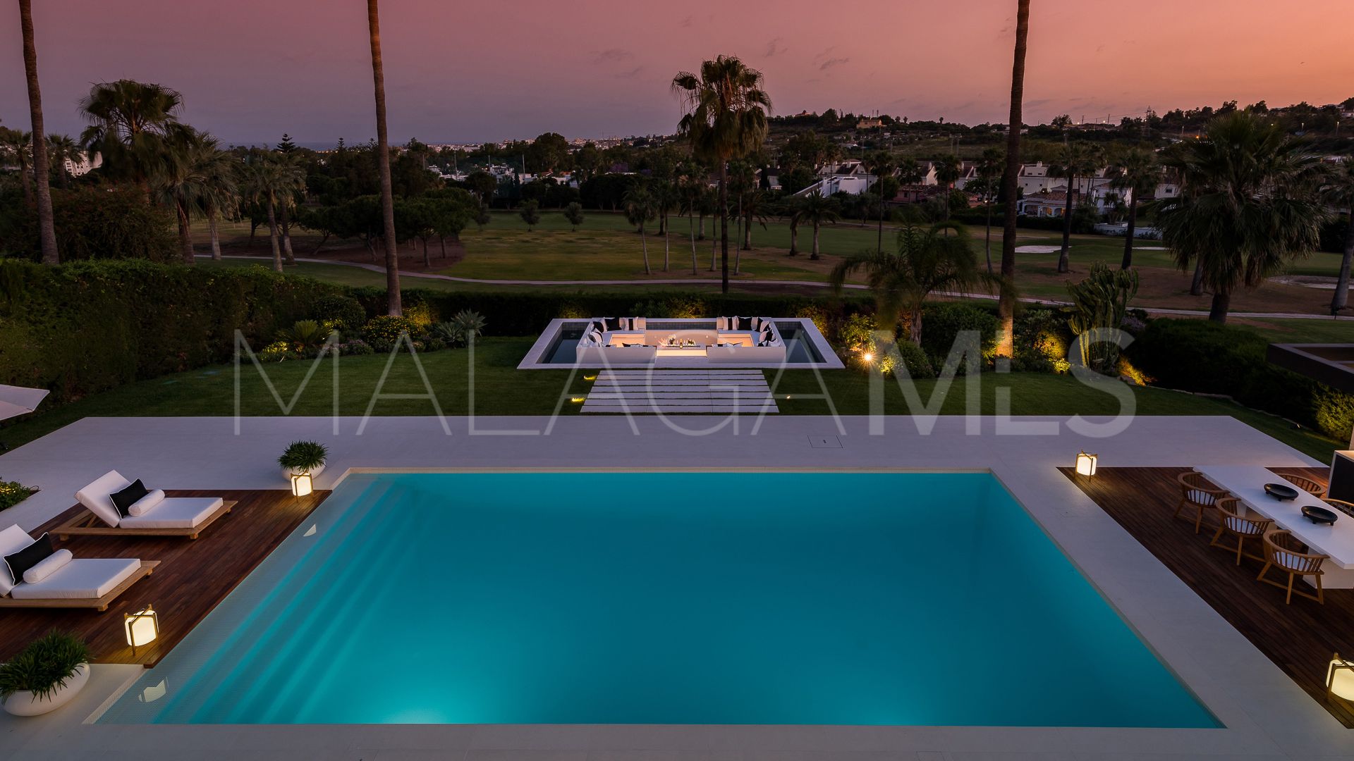 Villa for sale in Nueva Andalucia