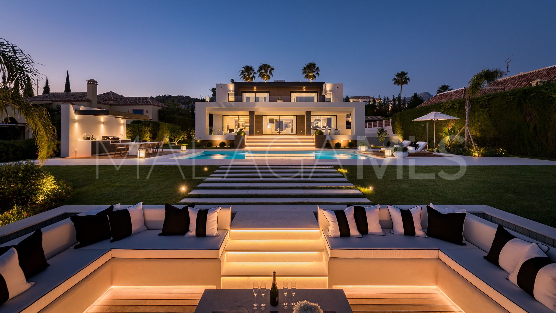 Villa for sale in Nueva Andalucia