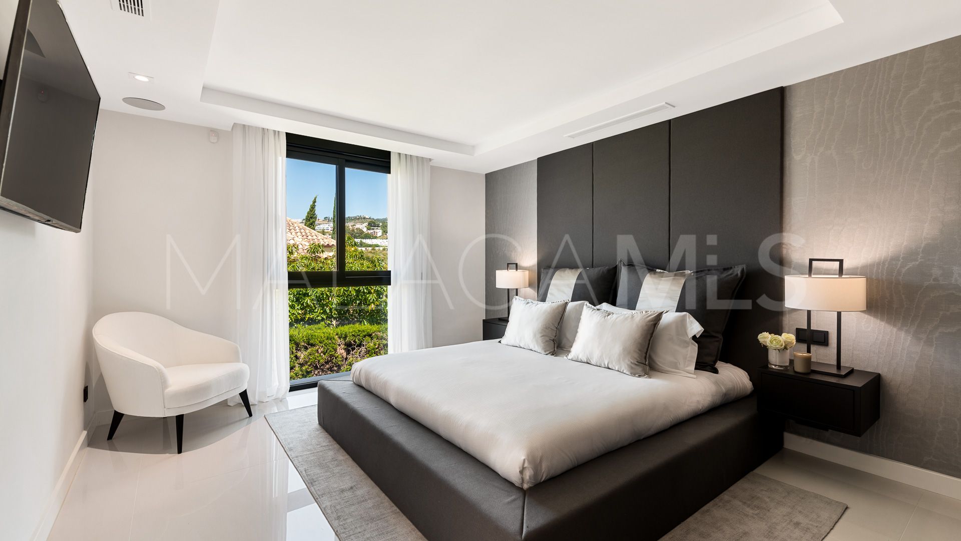 Villa for sale in Nueva Andalucia