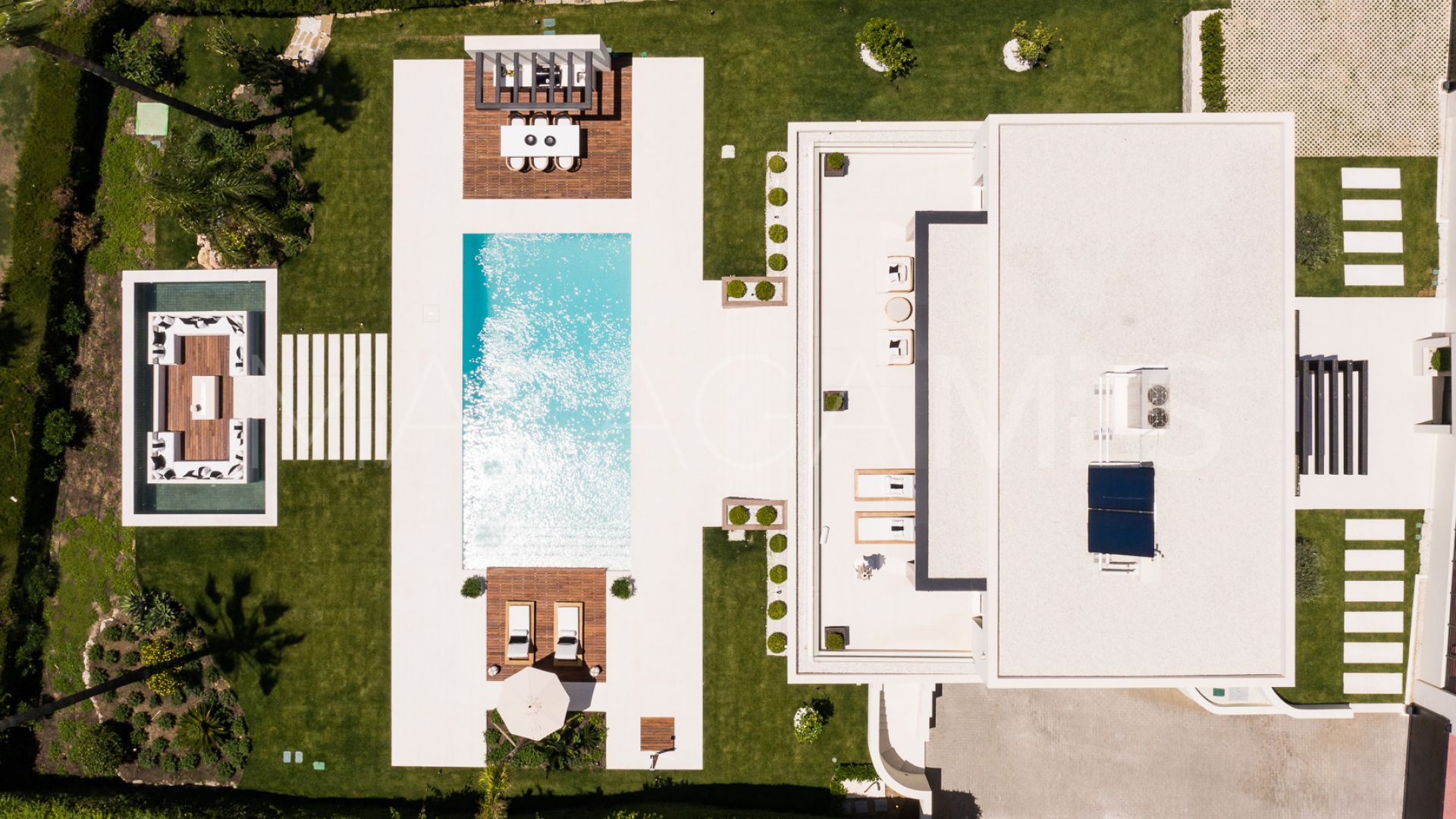 Villa for sale in Nueva Andalucia