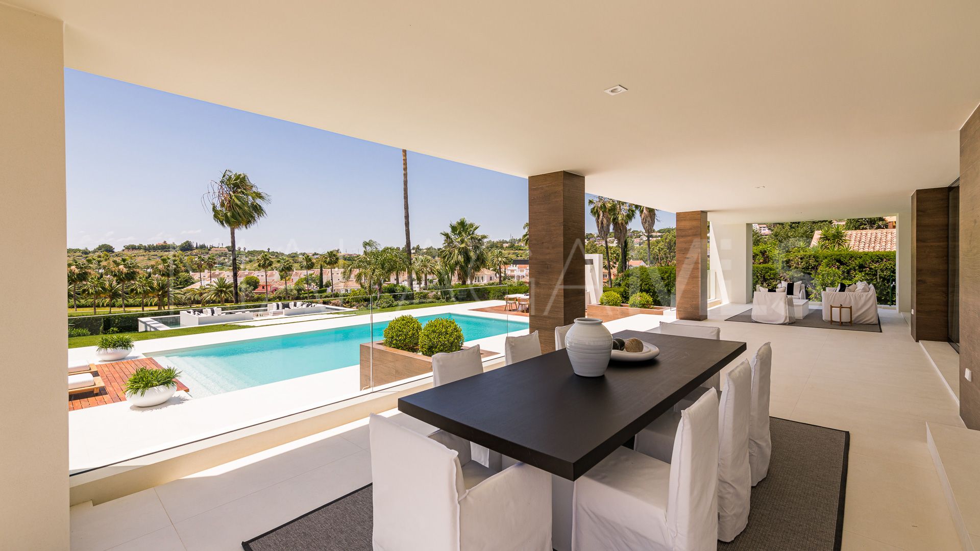 Villa for sale in Nueva Andalucia