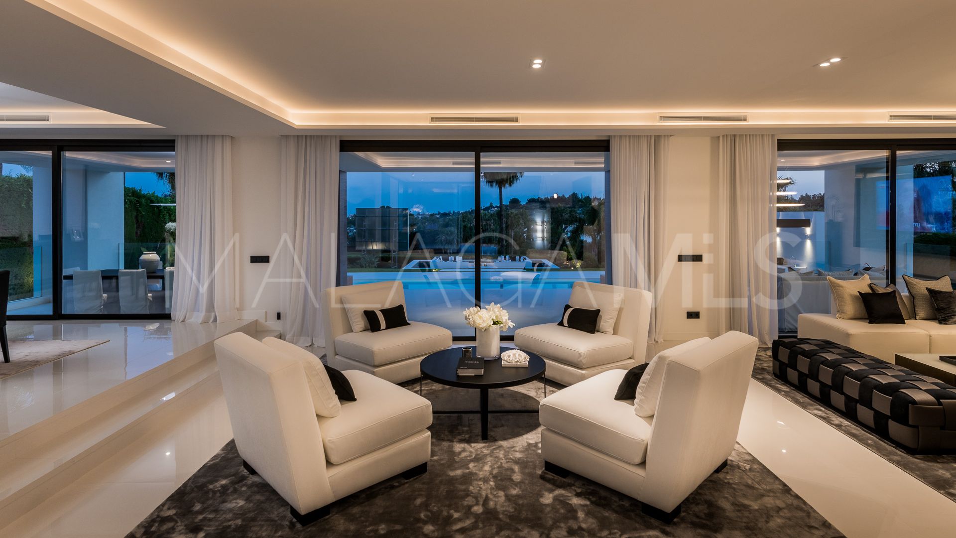 Villa for sale in Nueva Andalucia