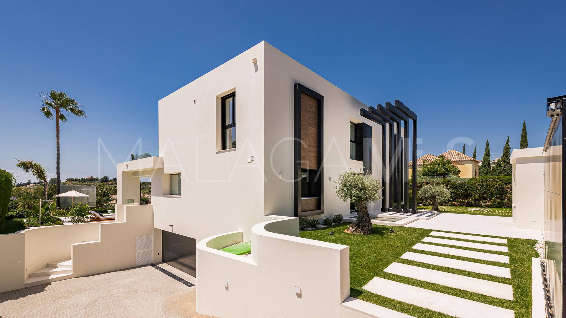 Villa for sale in Nueva Andalucia