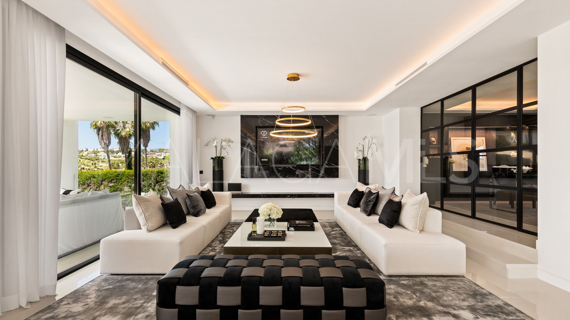 Villa for sale in Nueva Andalucia