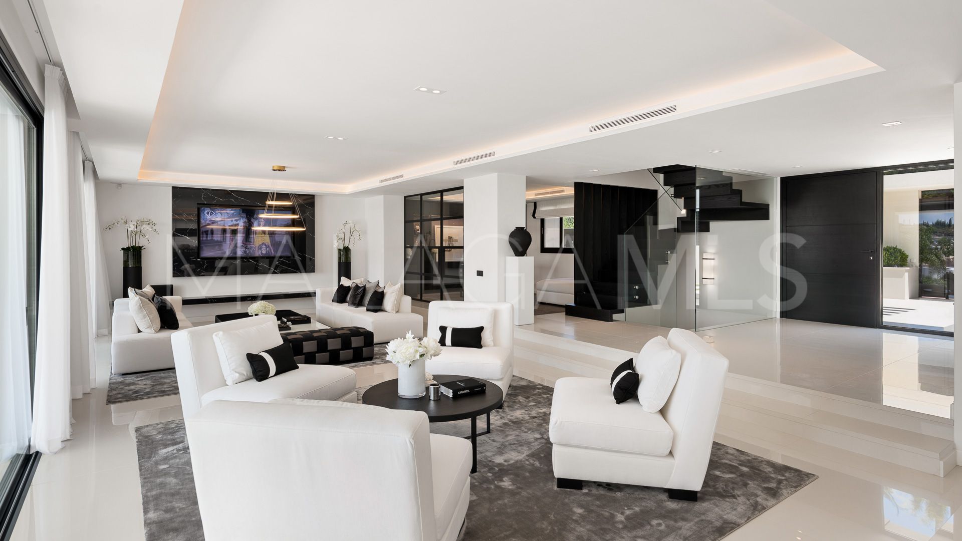 Villa for sale in Nueva Andalucia