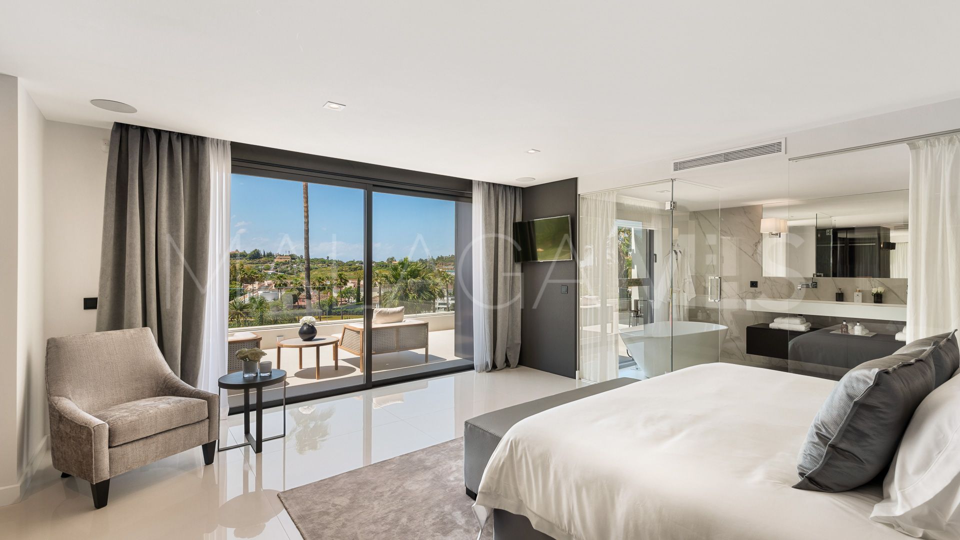 Villa for sale in Nueva Andalucia
