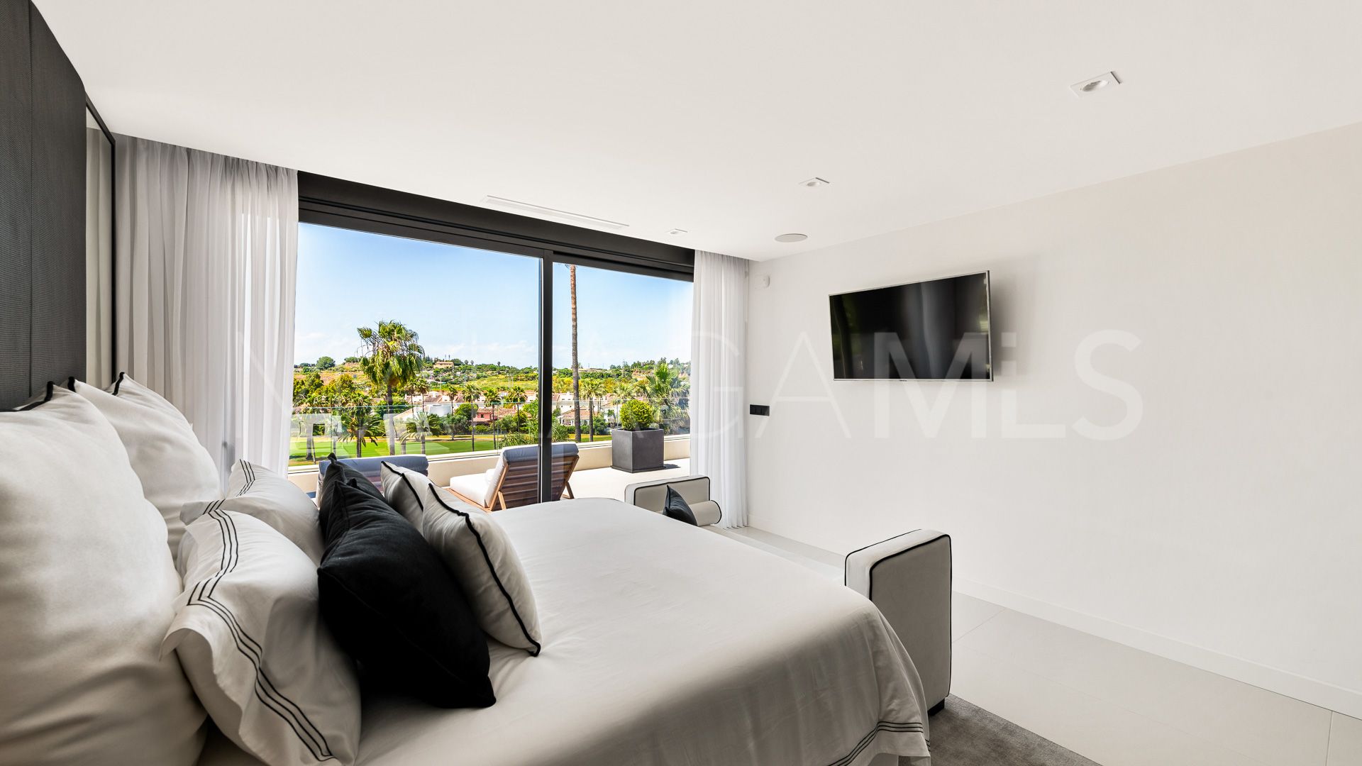 Villa for sale in Nueva Andalucia