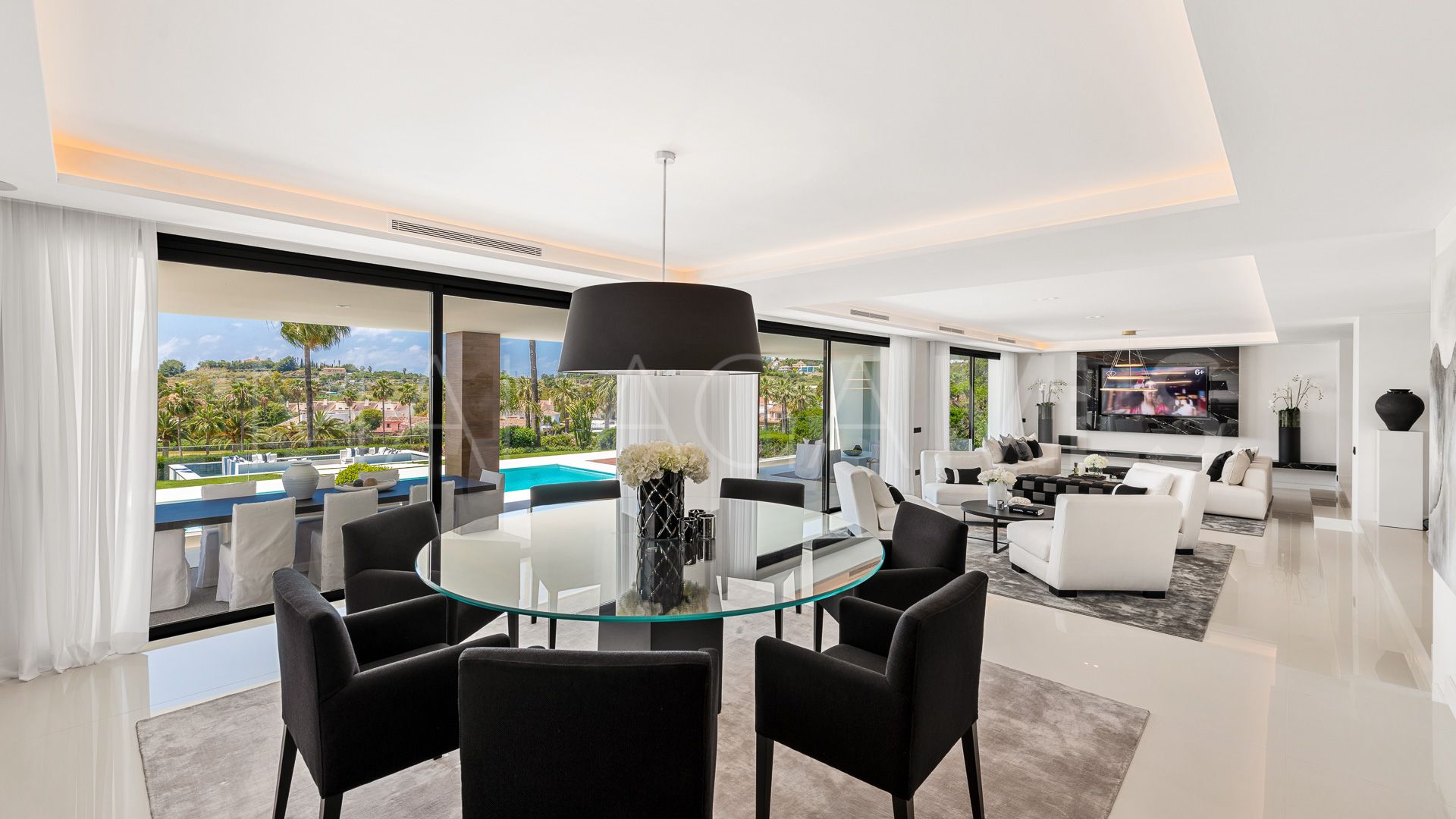 Villa for sale in Nueva Andalucia