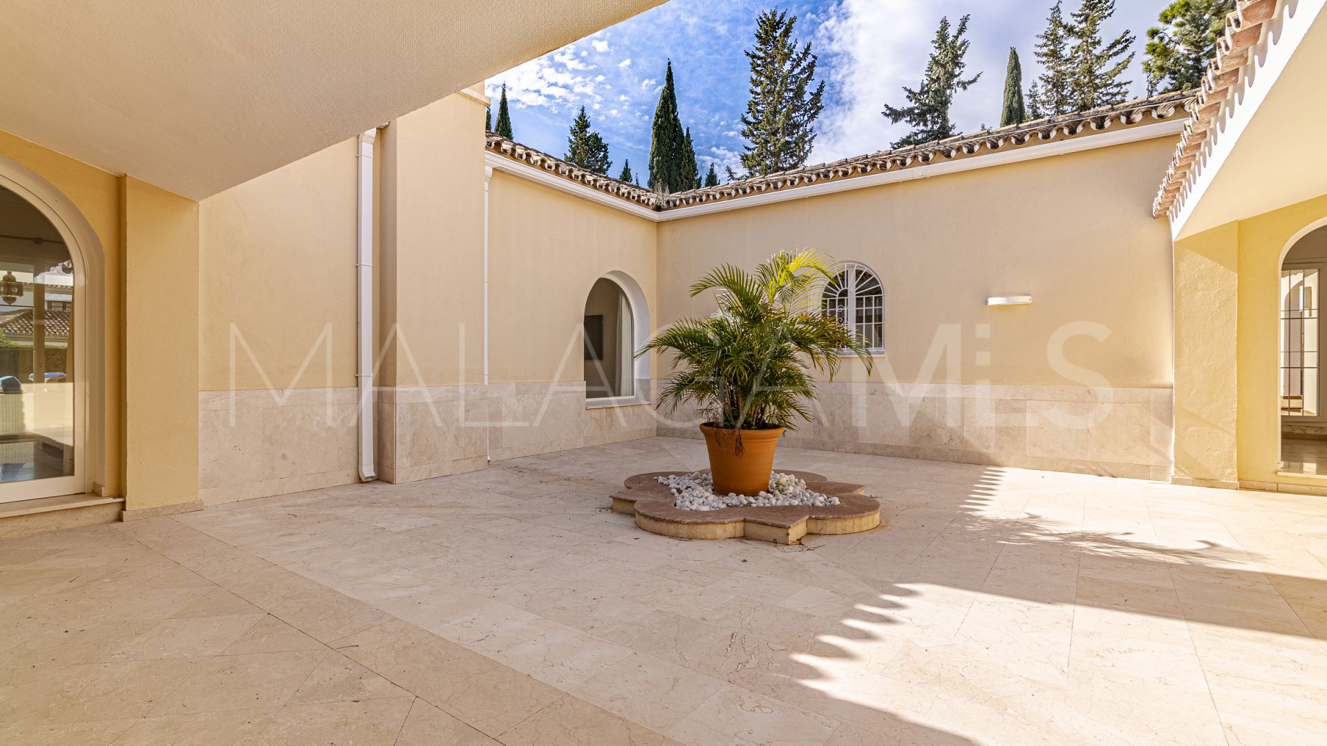 Villa for sale in Cascada de Camojan