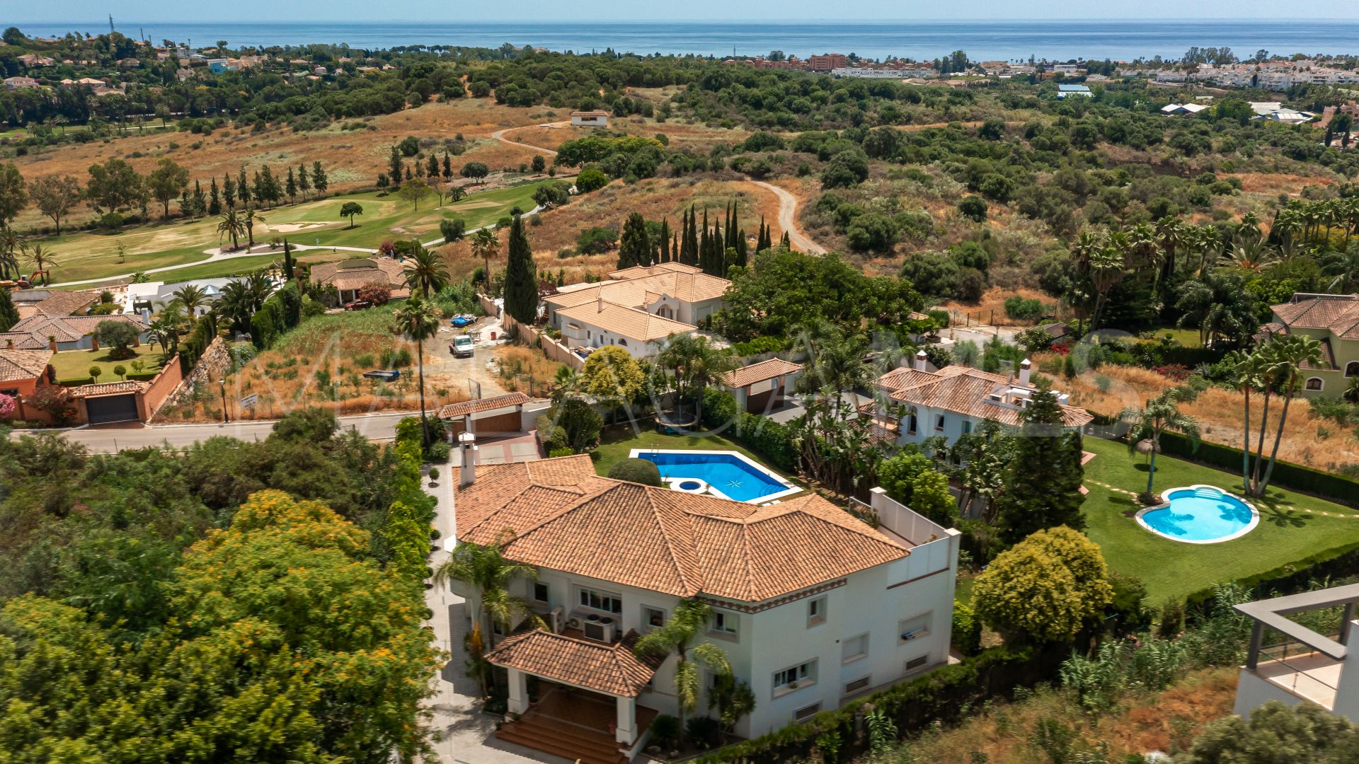 For sale 6 bedrooms villa in Altos del Paraiso