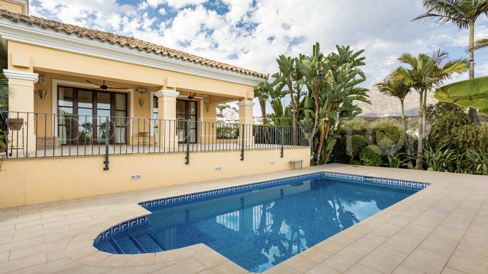 For sale villa with 4 bedrooms in Nueva Andalucia