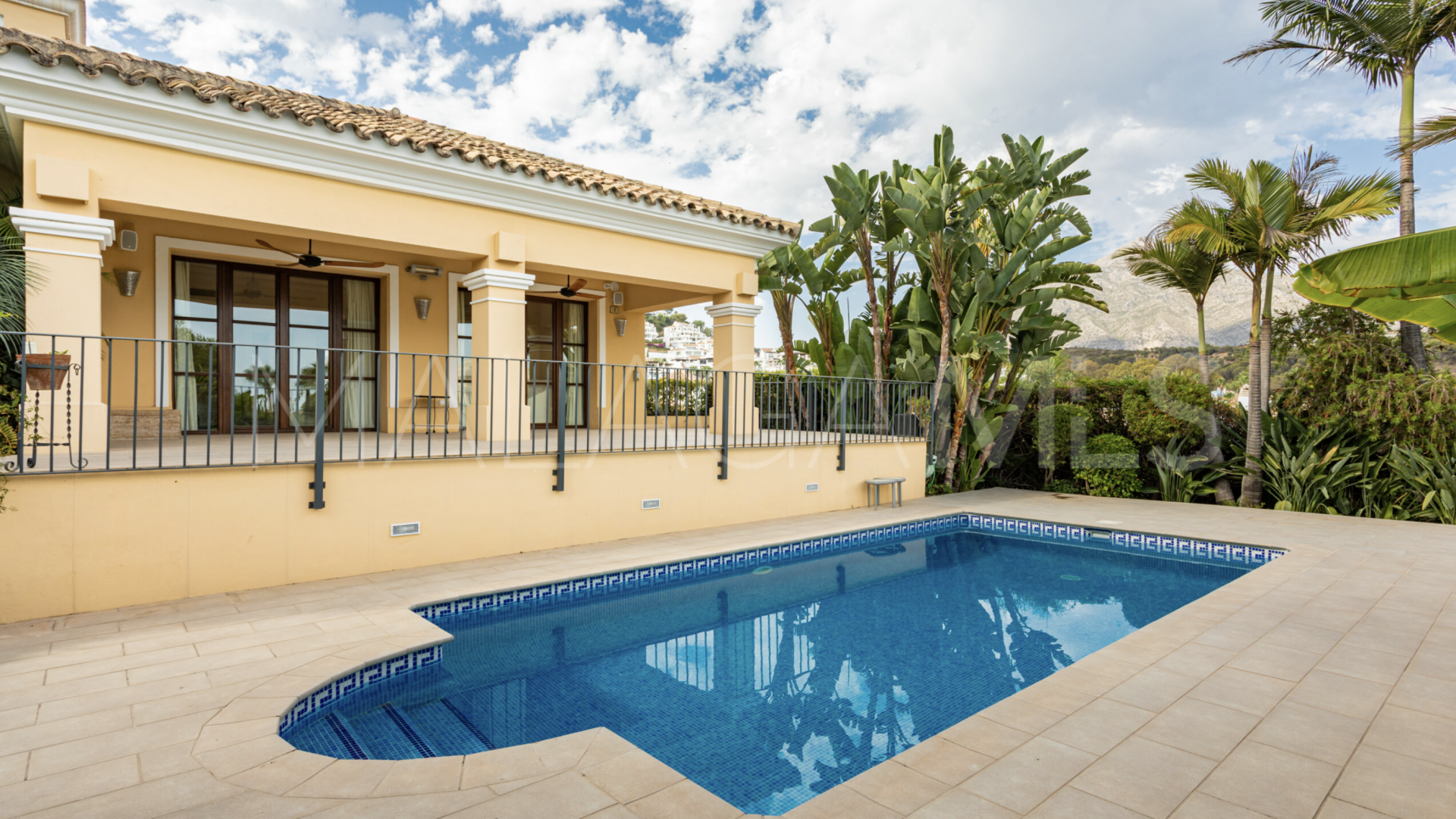 Villa for sale in Nueva Andalucia with 4 bedrooms