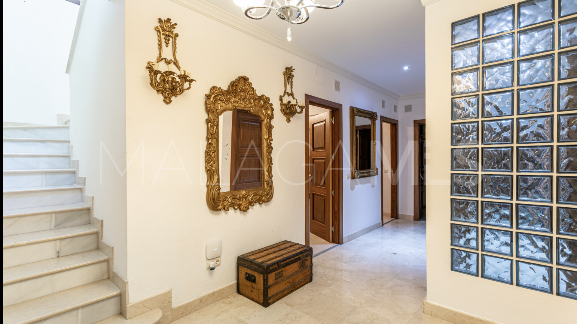 Villa for sale in Nueva Andalucia with 4 bedrooms