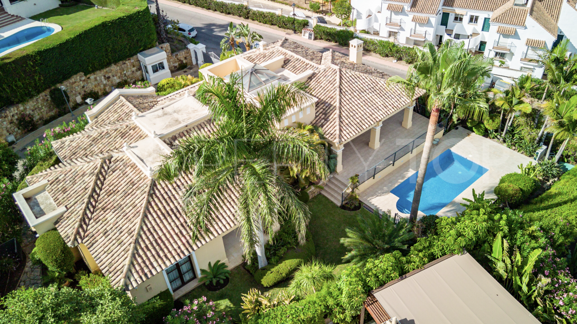 For sale villa with 4 bedrooms in Nueva Andalucia