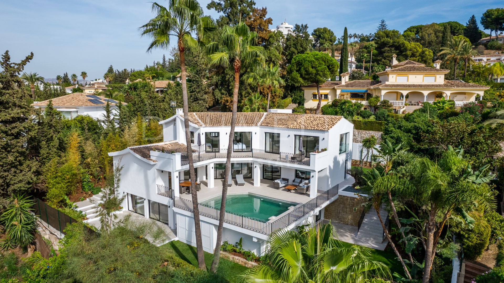 Wunderschöne mediterrane Villa mit moderner Einrichtung in El Paraiso, New Golden Mile von Estepona