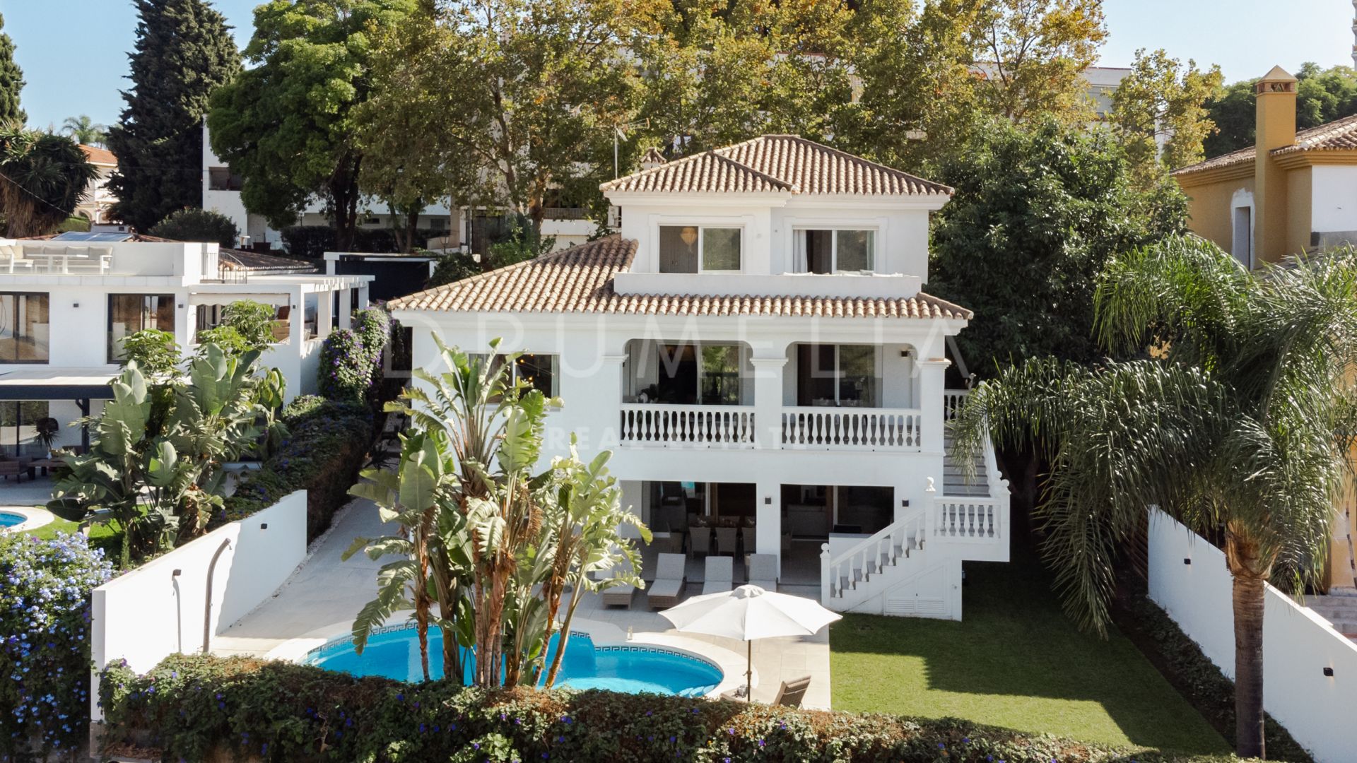 Fantastic Mediterranean villa with modern Scandinavian design for sale in Nueva Andalucia, Marbella