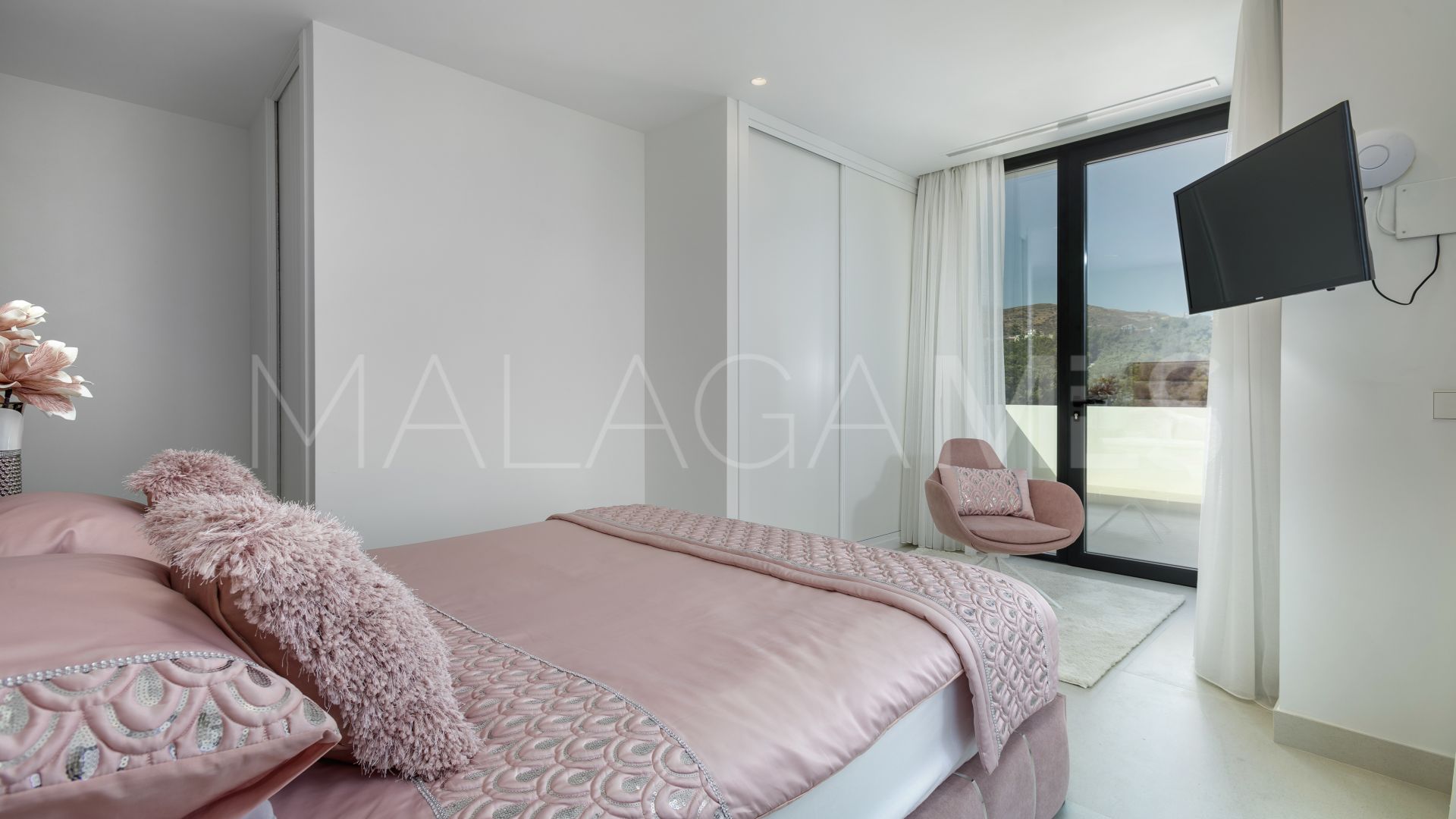 Buy villa with 4 bedrooms in La Alqueria