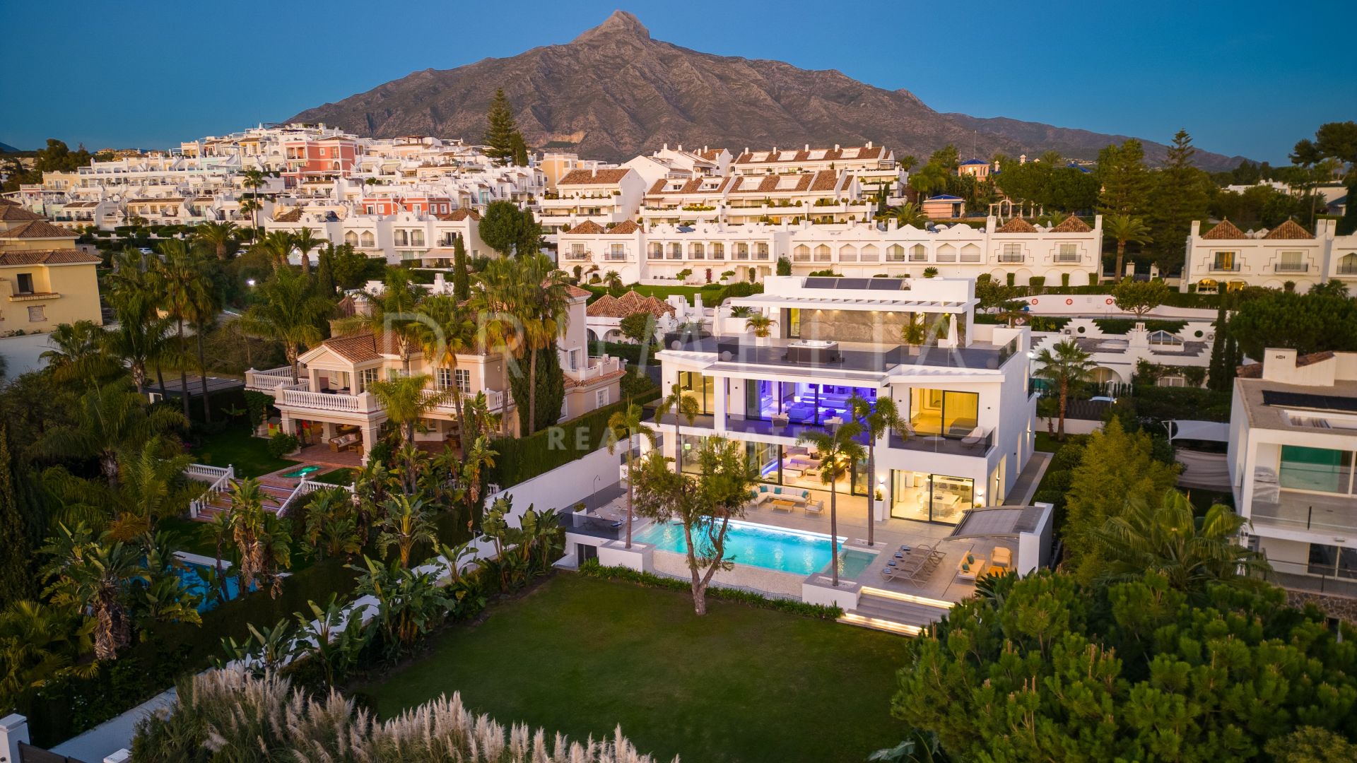 Auffällige neue moderne Luxusvilla zum Verkauf in Aloha, Nueva Andalucía,  Marbella