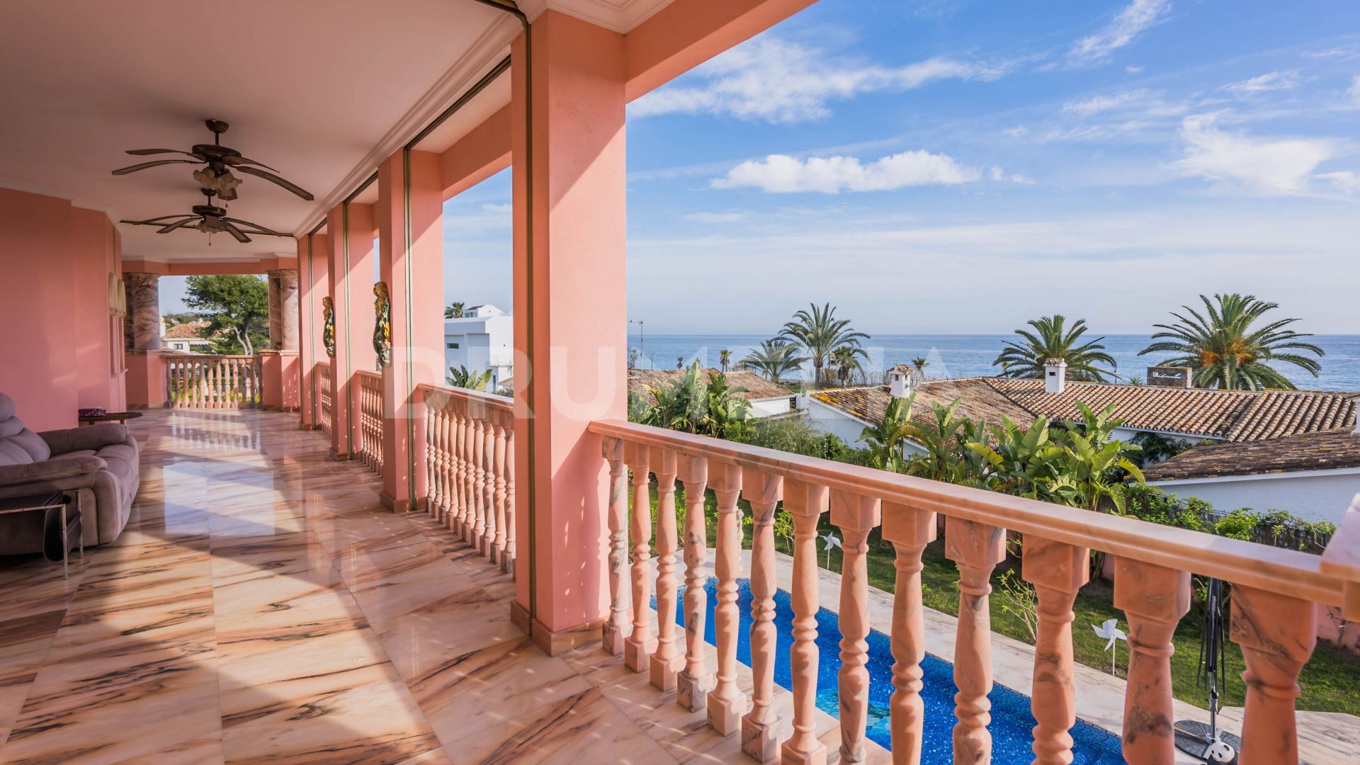 Villa de estilo italiano con estilo palaciego y vistas al mar, El Saladillo, Estepona