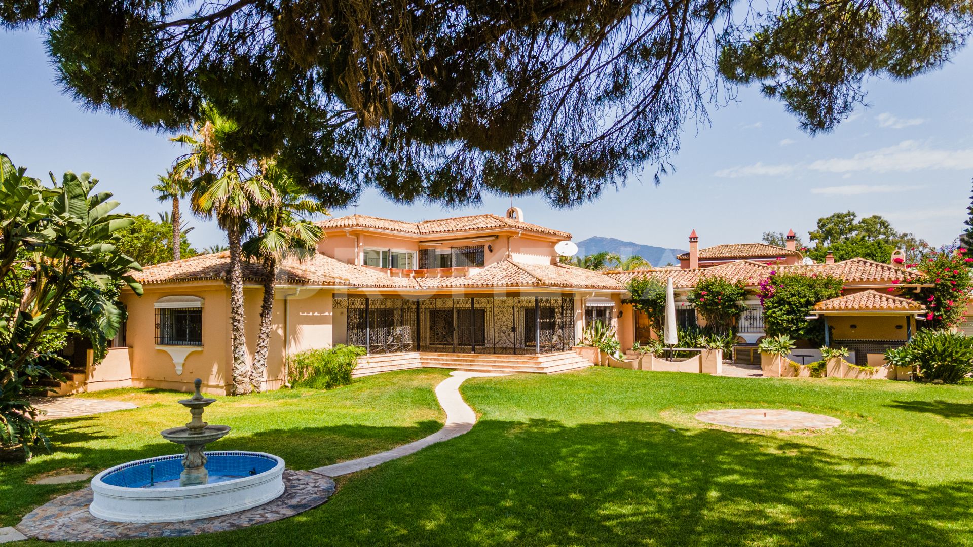 Charmante, stijlvolle, luxe villa aan het strand met een groot potentieel, Casasola