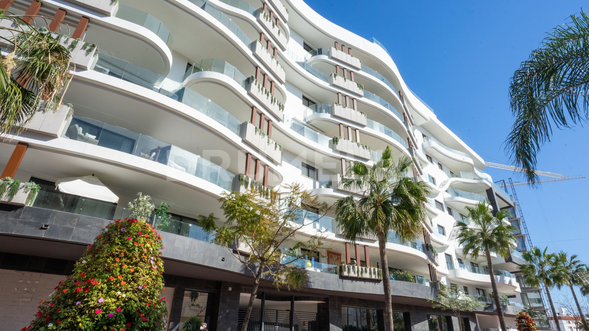 Brand - New Chic Modern Apartment in Fashionable Building, Estepona Center
