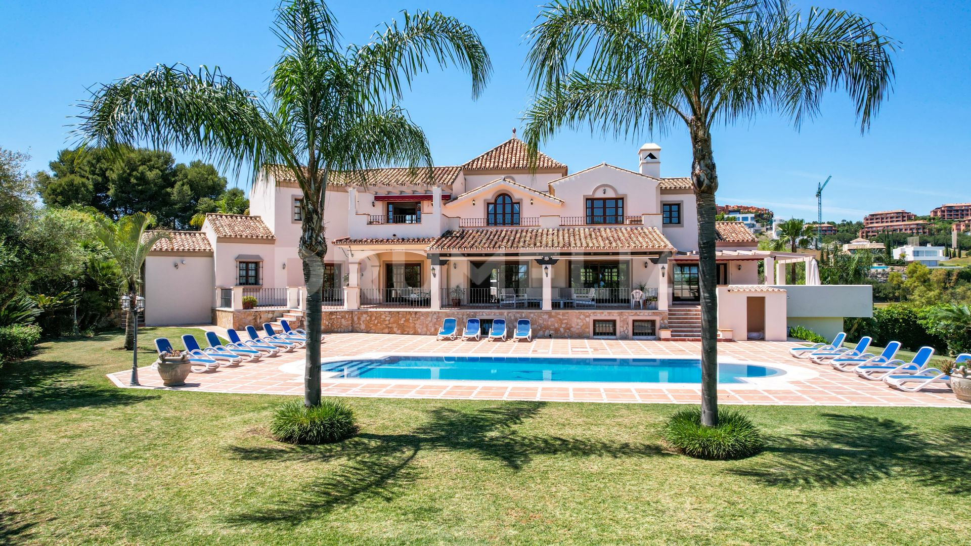 Atemberaubende Luxusvilla im klassischen Stil mit Golfblick in Cancelada, Estepona