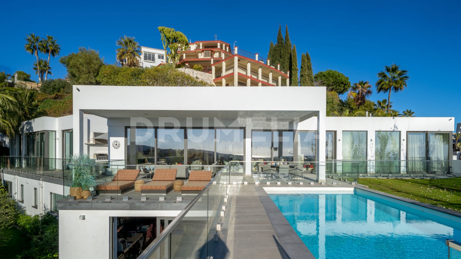 Élégante maison moderne haut de gamme avec des vues panoramiques spectaculaires à El Herrojo Alto, La Quinta, Benahavis