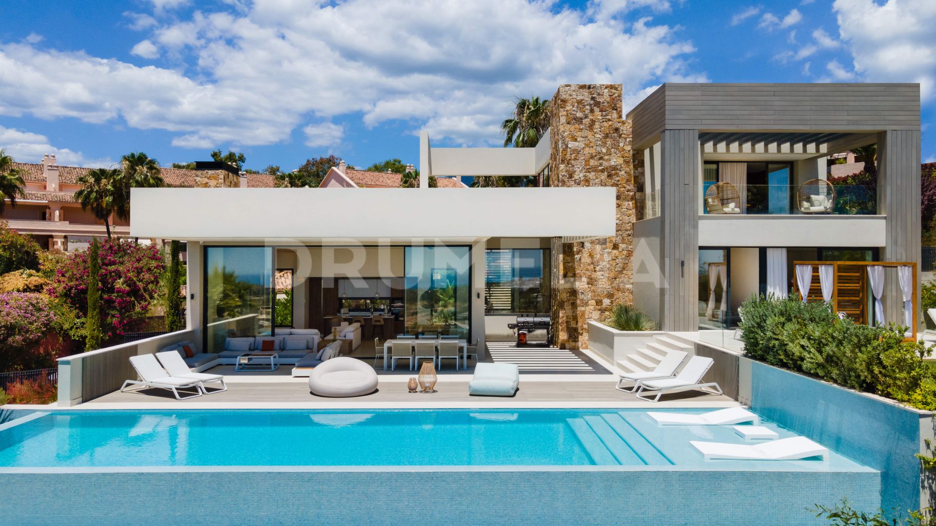 Vacker modern villa med havsutsikt i golfdalen i Nueva Andalucia.