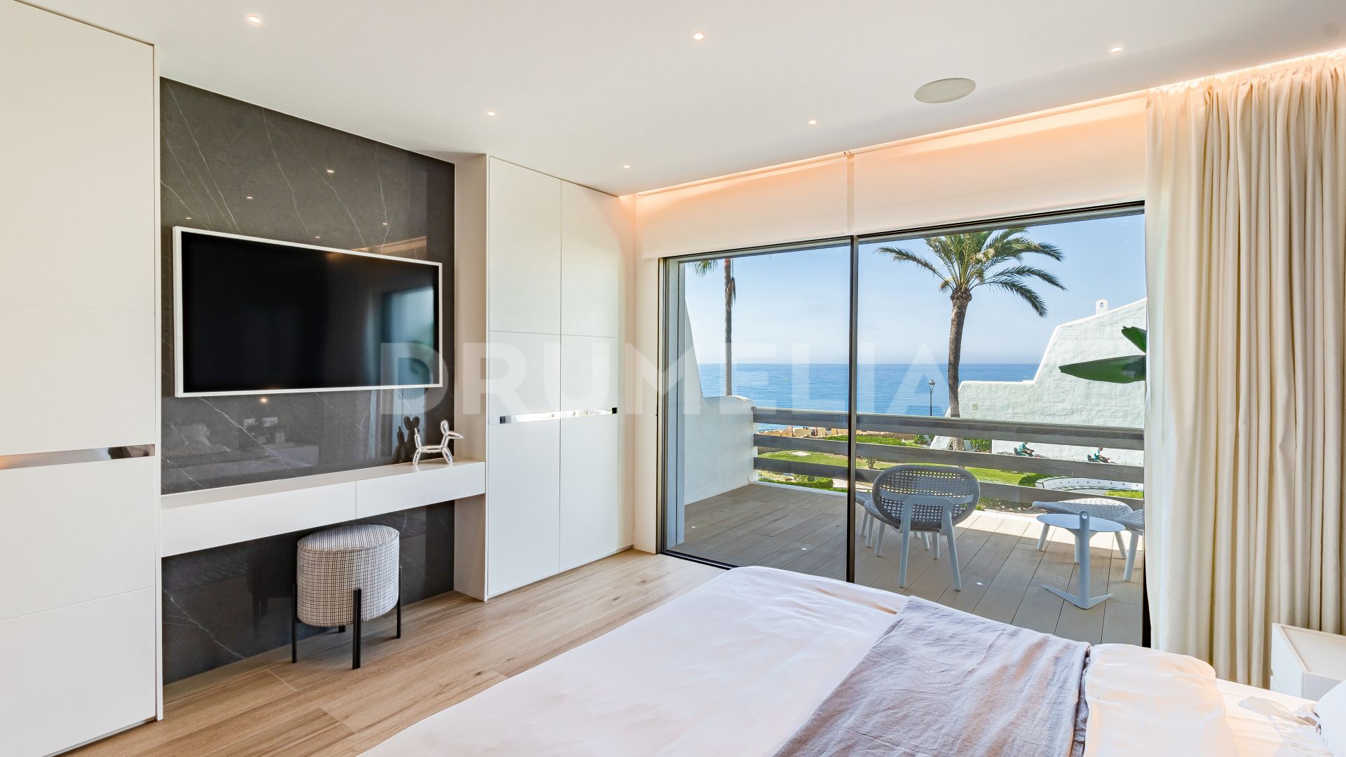 Volledig gerenoveerd mooi herenhuis in badplaats Coral Beach aan Marbella's Golden Mile te koop