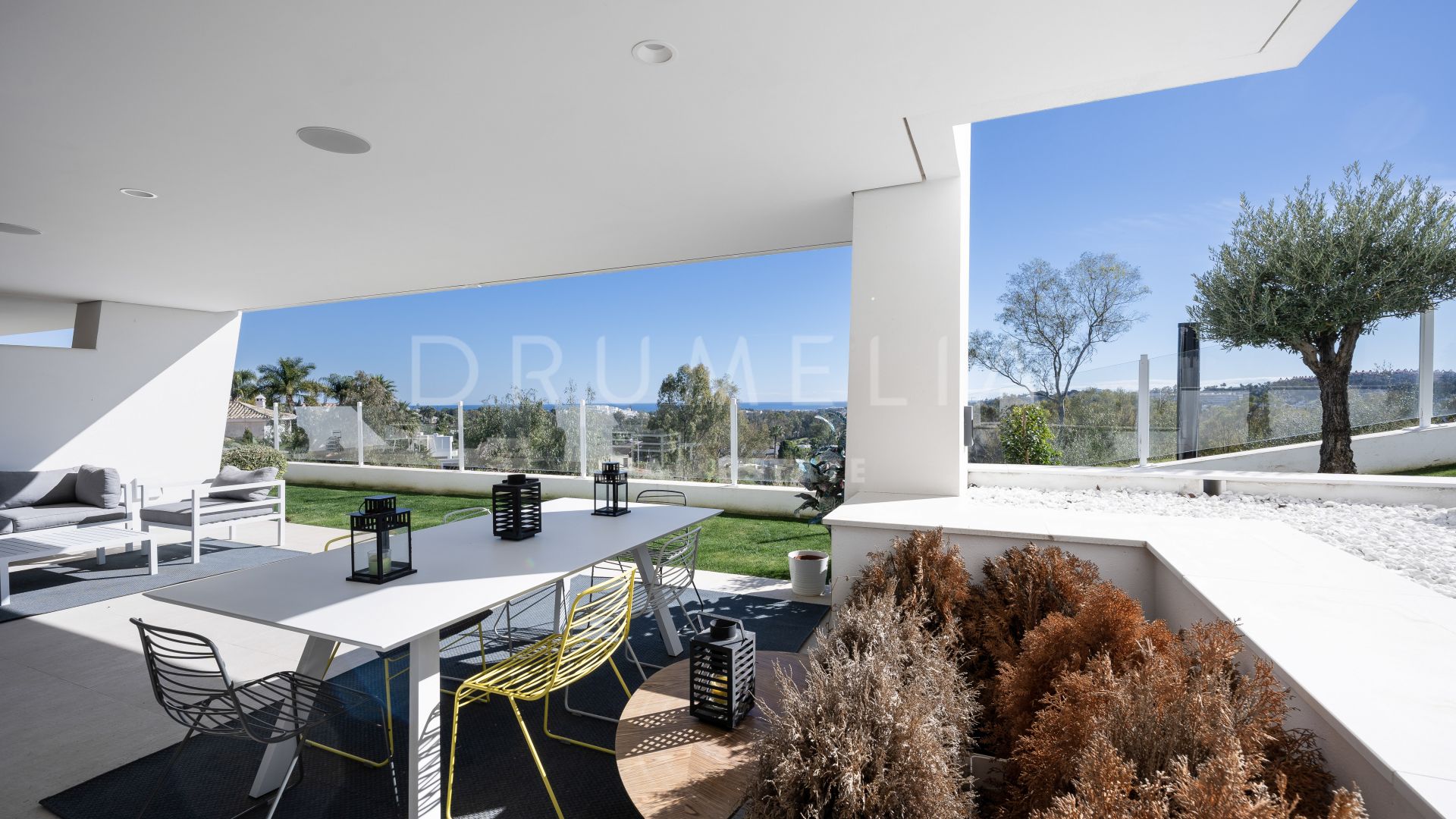 Precioso apartamento moderno con vistas al mar y al golf en Azahar de Marbella, Nueva Andalucía