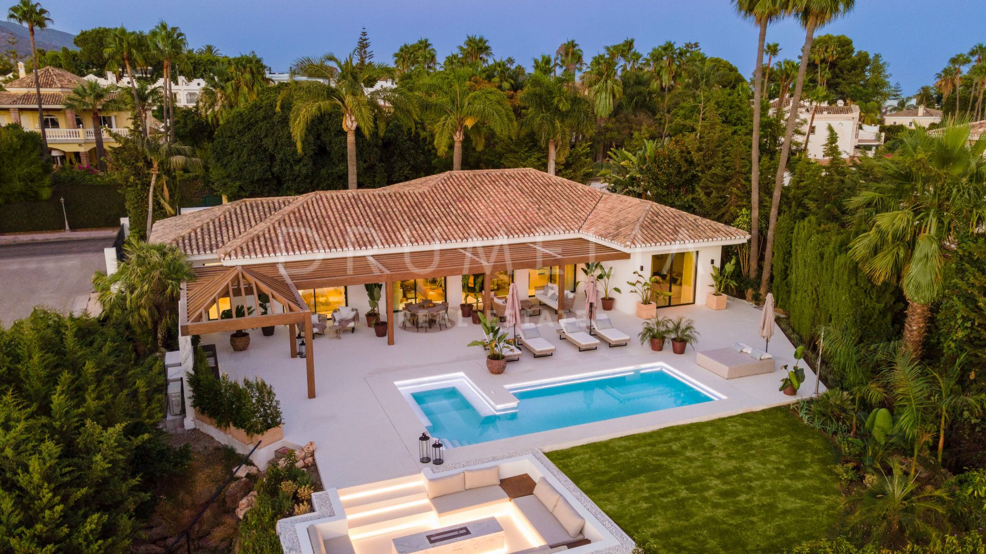 Fantastique villa de style andalou avec intérieur moderne à vendre à Aloha, Nueva Andalucía.