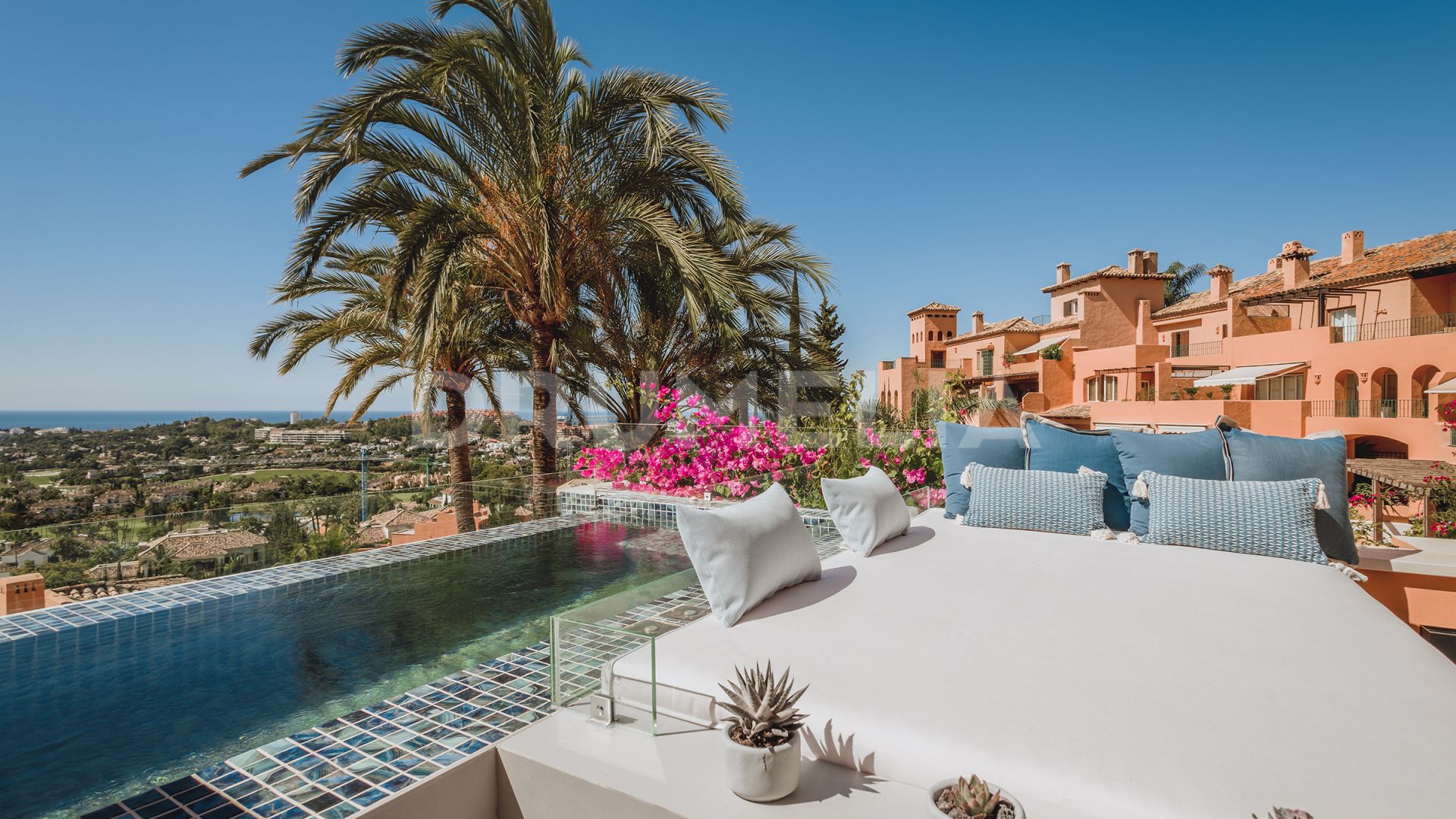Geräumiges Duplex-Penthouse mit atemberaubendem Blick über das Golftal und das Mittelmeer