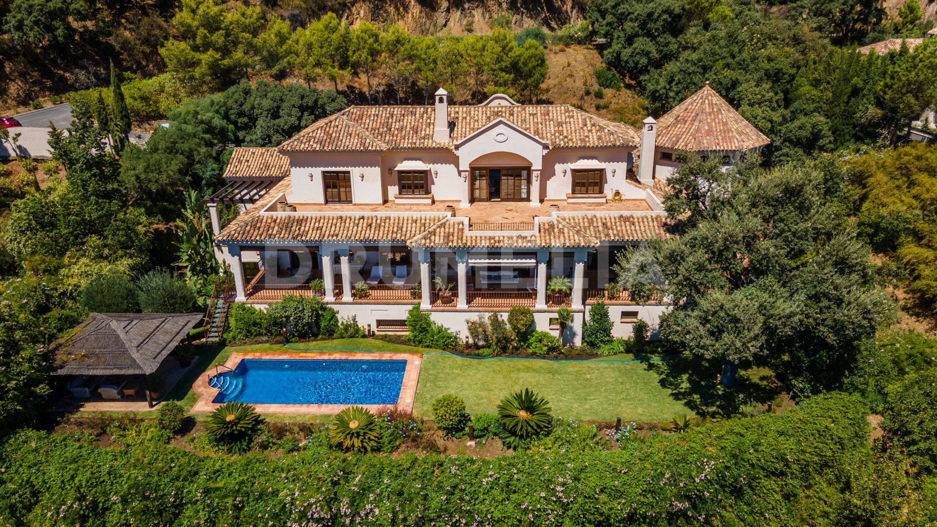 Amazing classic-style luxury house with panoramic views for sale in high-end La Zagaleta, Benahavis