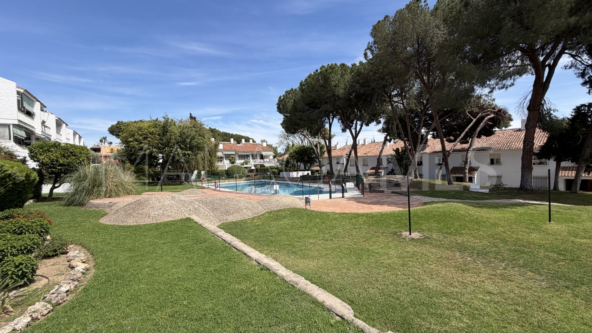 Se vende apartamento planta baja with 4 bedrooms in Nagüeles
