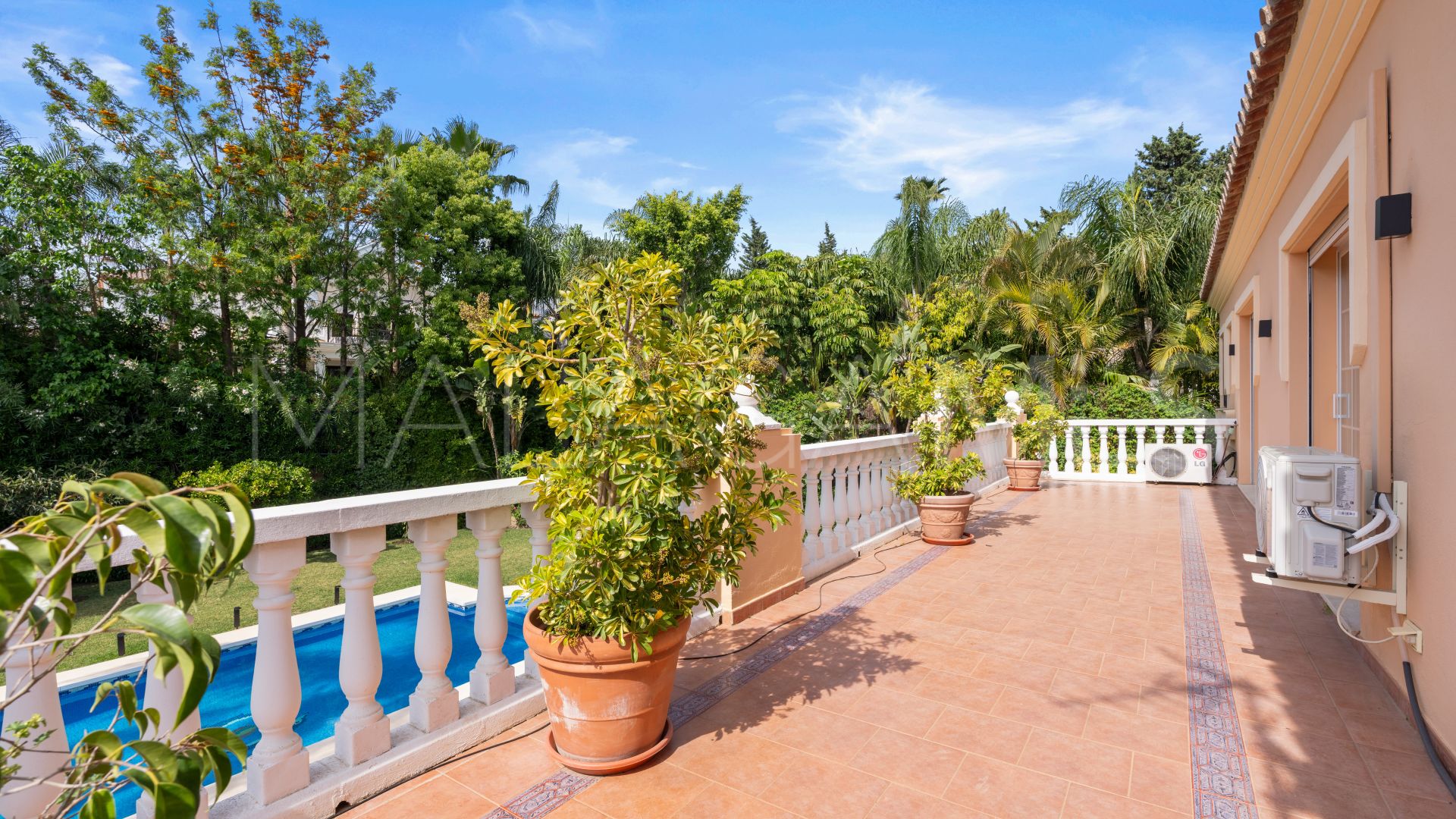 Se vende villa de 5 bedrooms in Nueva Andalucia