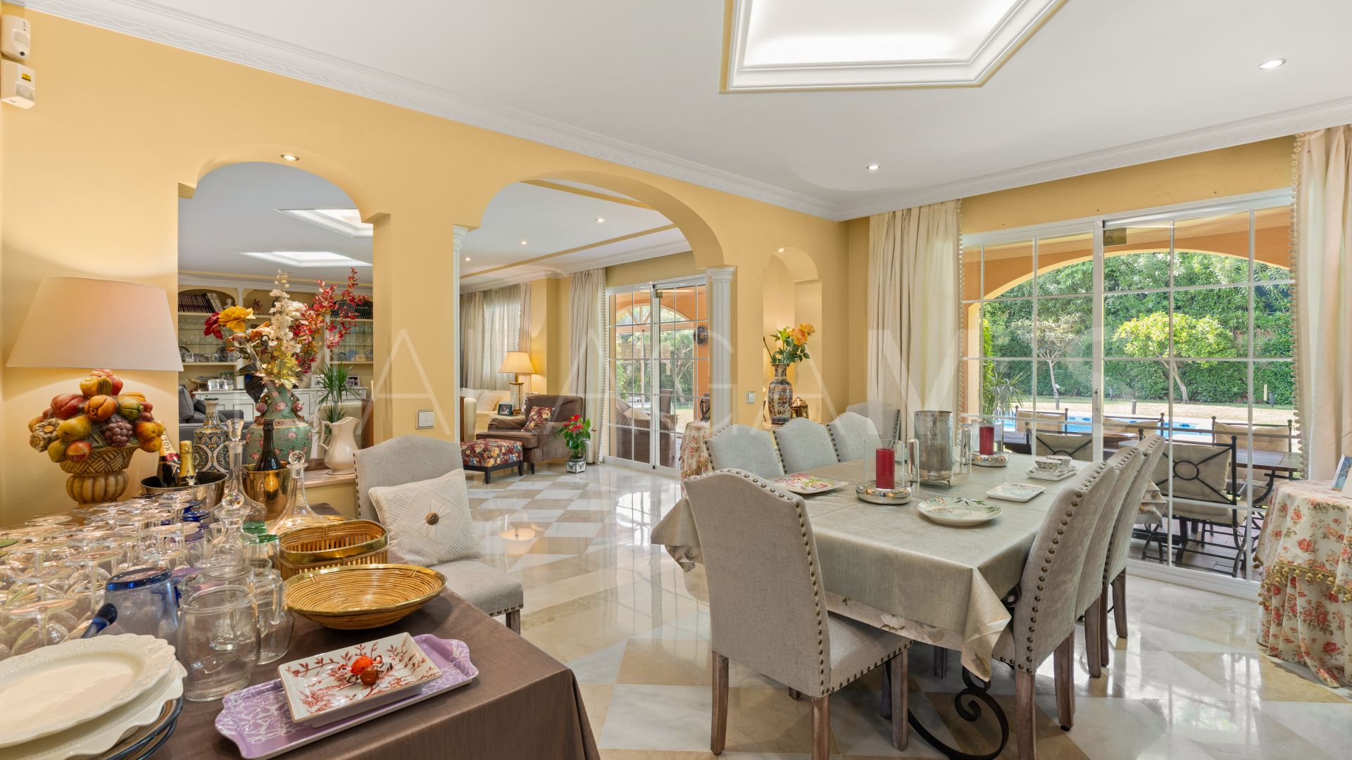 Se vende villa de 5 bedrooms in Nueva Andalucia