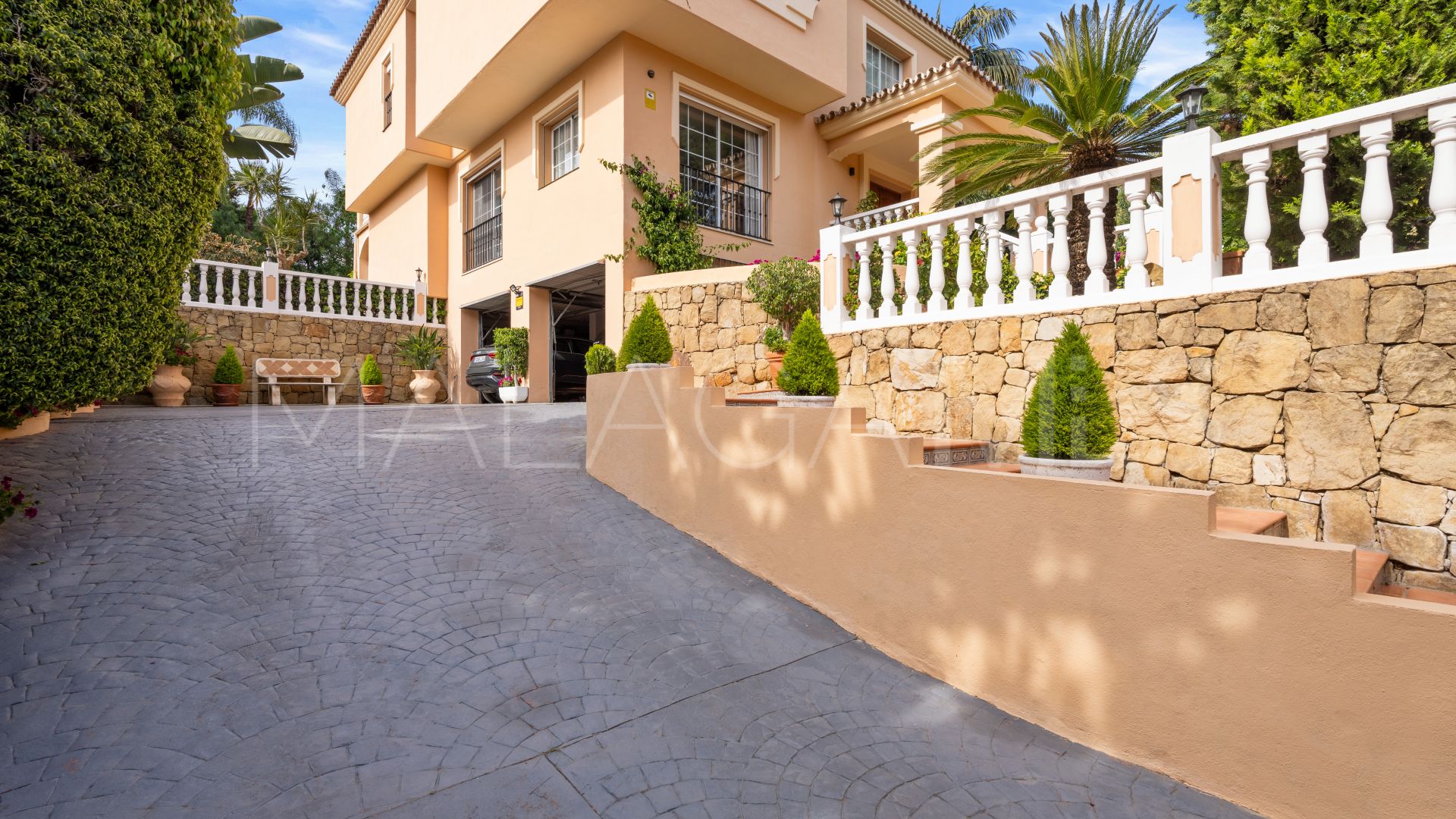 Se vende villa de 5 bedrooms in Nueva Andalucia