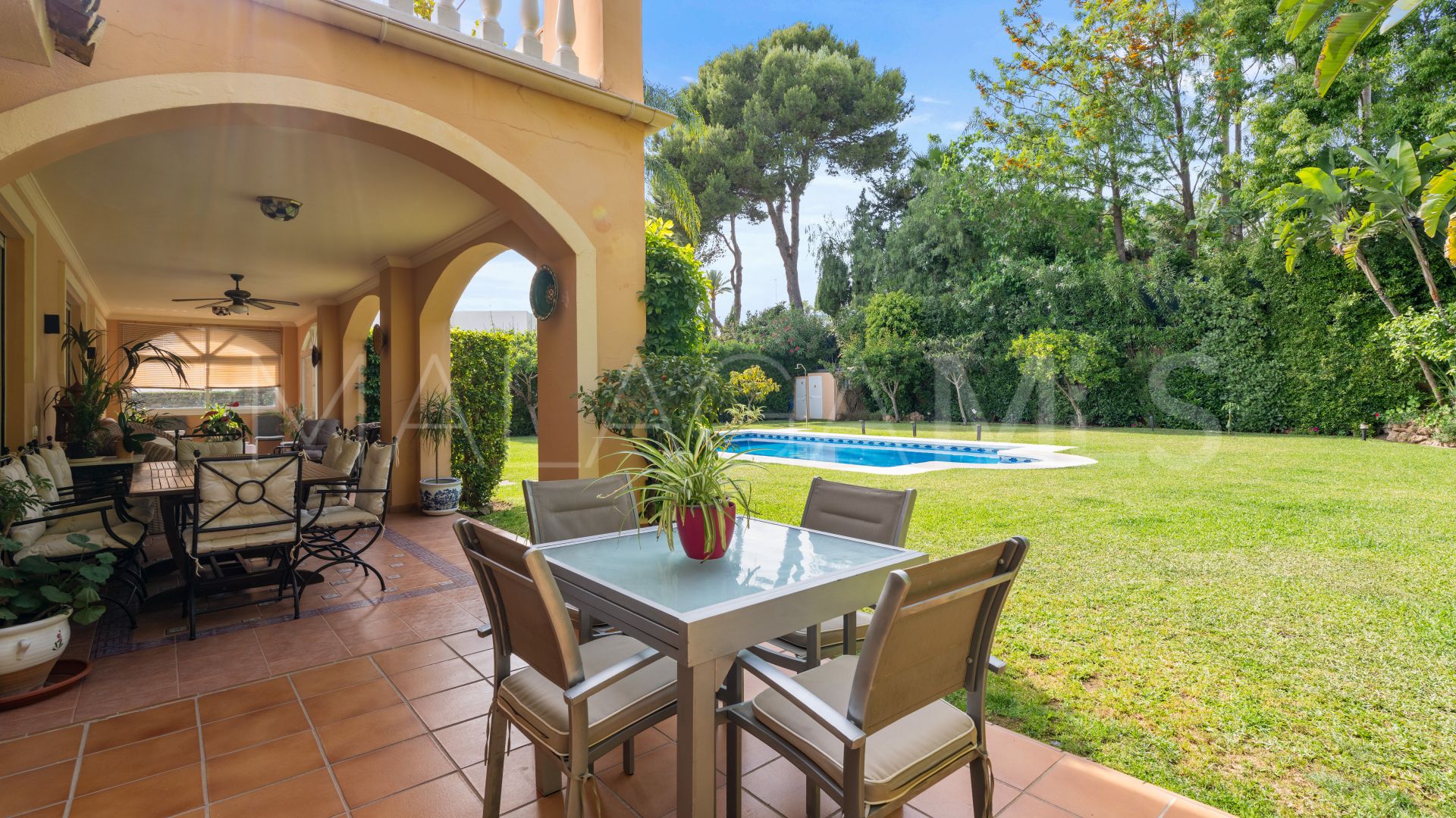 Se vende villa de 5 bedrooms in Nueva Andalucia
