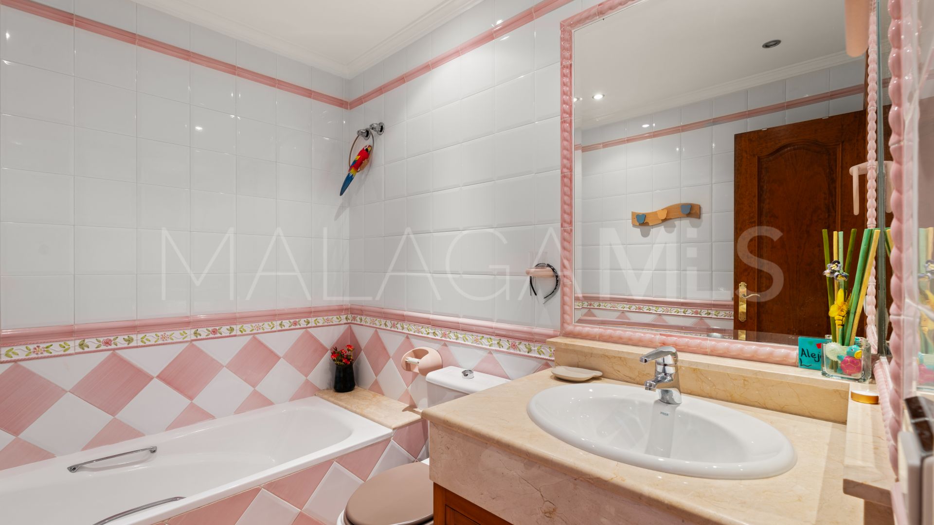 Se vende villa de 5 bedrooms in Nueva Andalucia