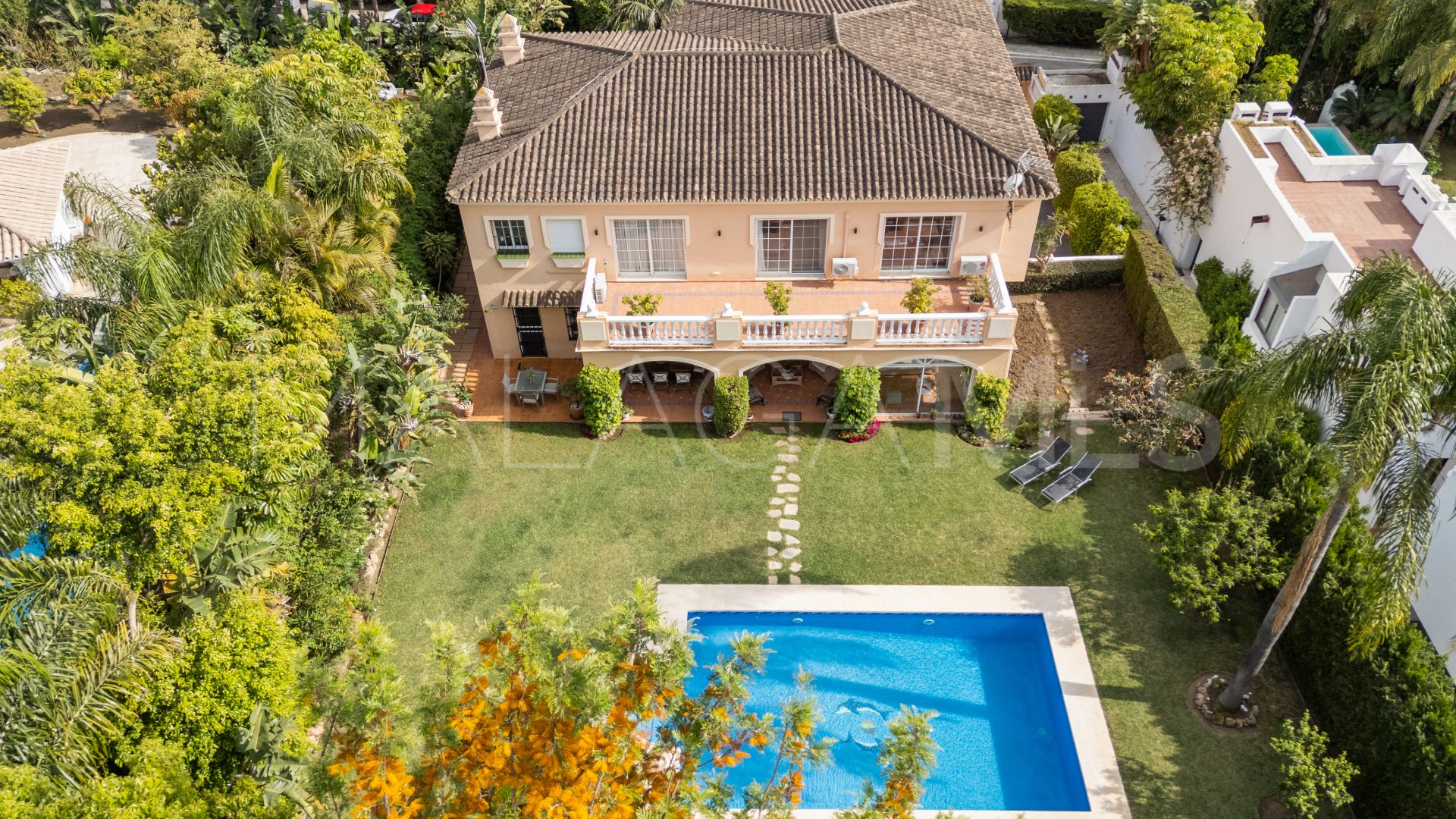 Se vende villa de 5 bedrooms in Nueva Andalucia