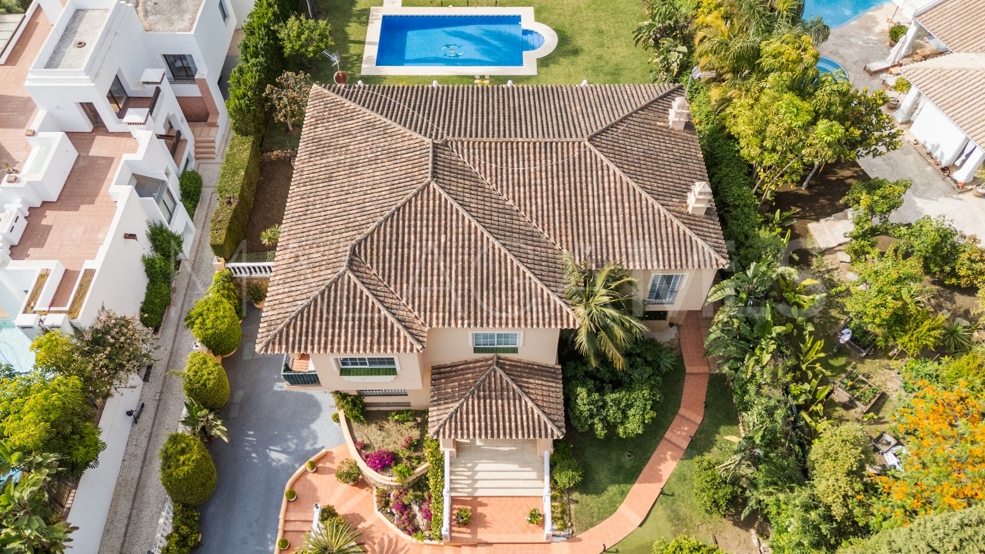 Se vende villa de 5 bedrooms in Nueva Andalucia